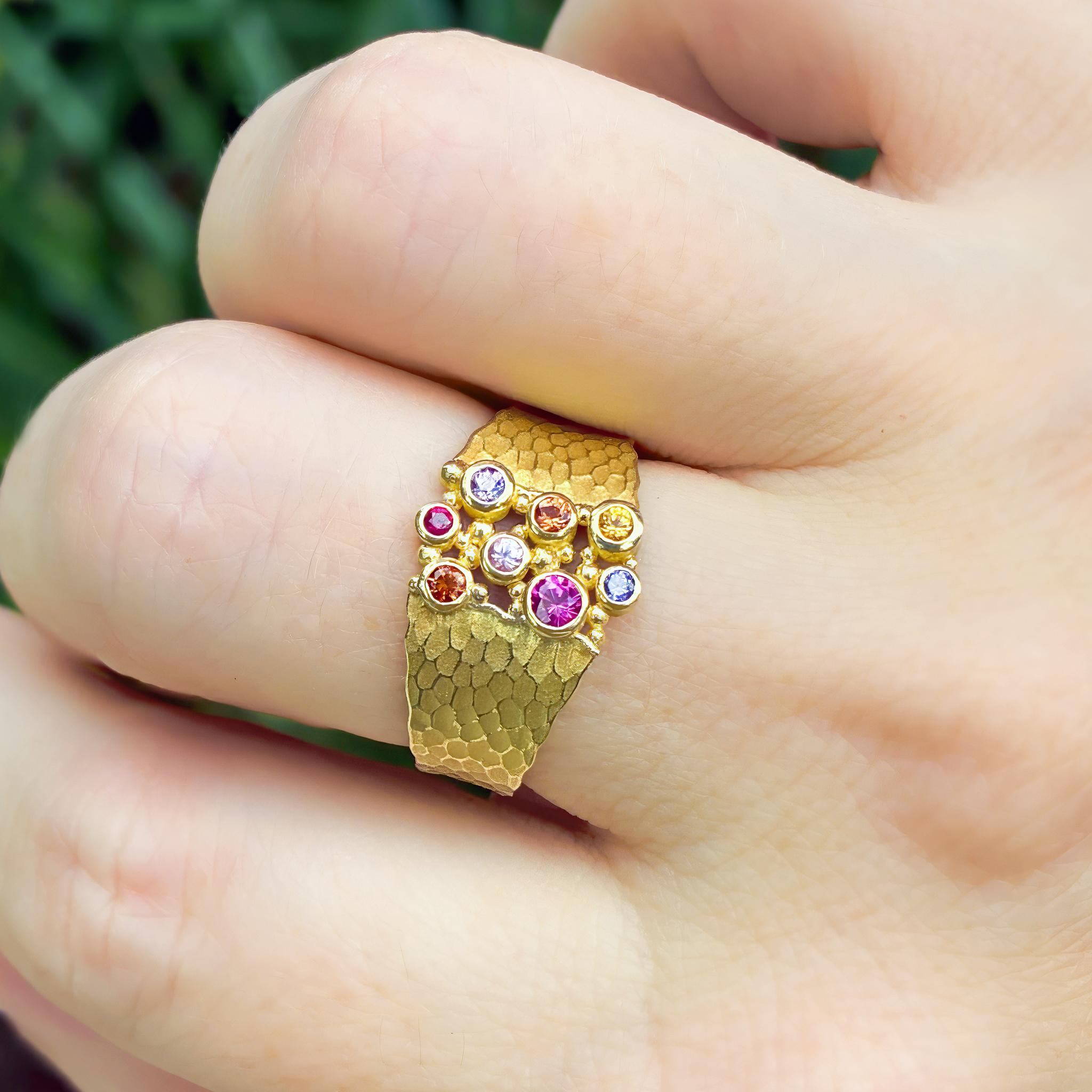 Contemporaneo Anello Ghiacciaio scolpito in oro giallo con zaffiro multicolore, Barbara Heinrich 2025 in vendita