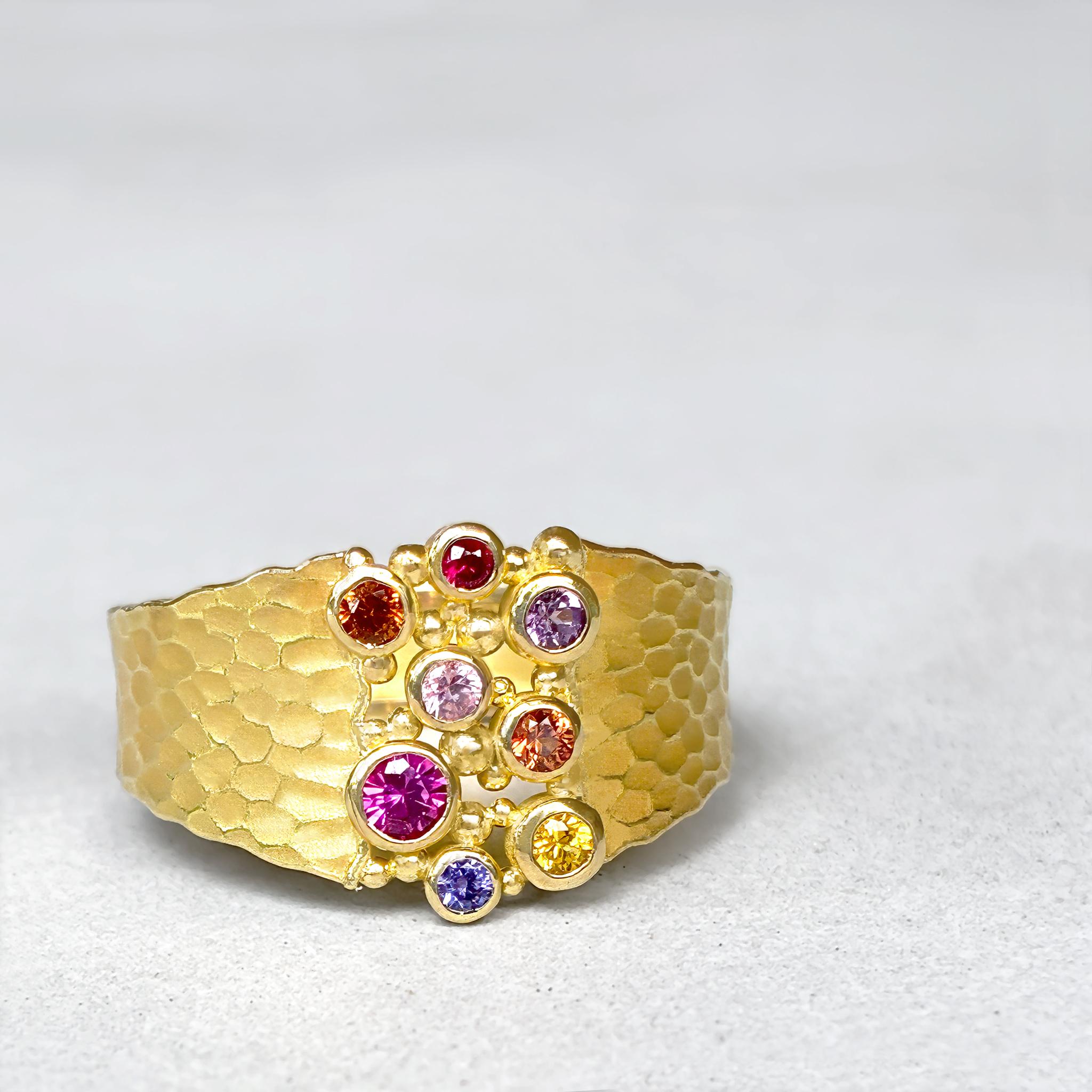Taglio brillante Anello Ghiacciaio scolpito in oro giallo con zaffiro multicolore, Barbara Heinrich 2025 in vendita
