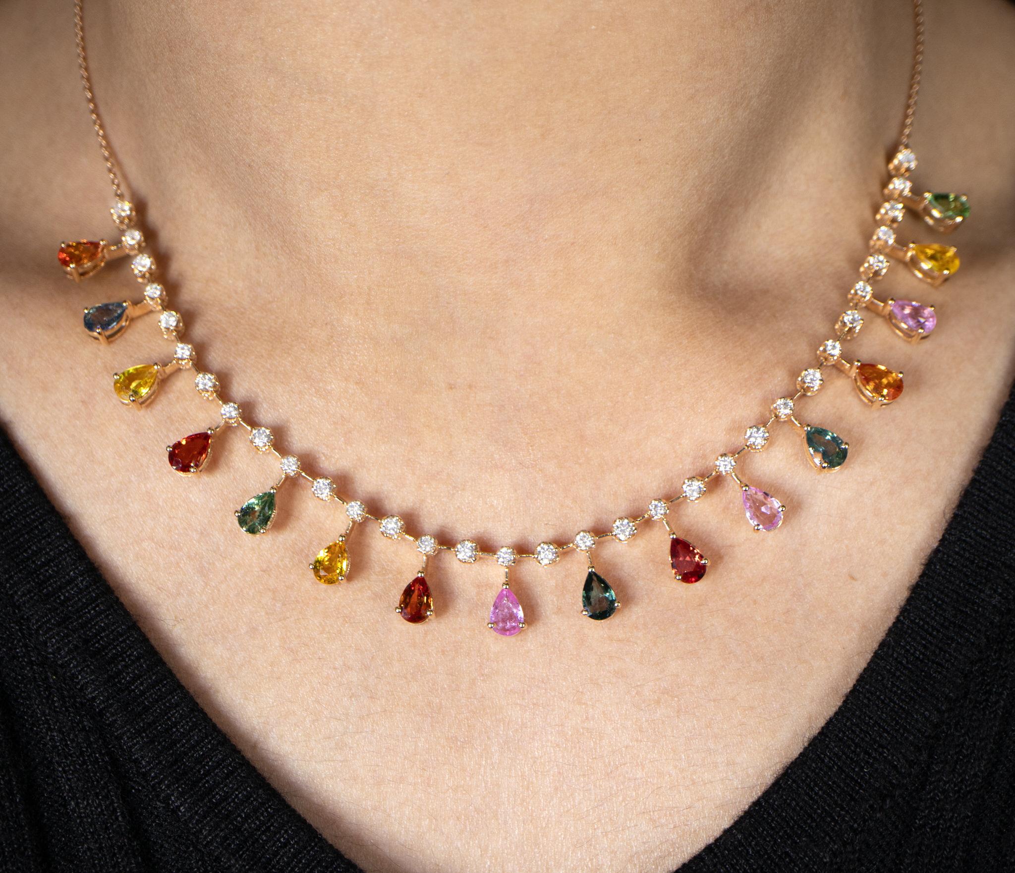 Es kommt mit dem Gemmologischen Gutachten von GIA GG/AJP
Alle Edelsteine sind natürlich
Mehrfarbige Saphire = 7.45 Karat
Diamanten = 1,25 Karat
Metall: 18K Gold
Länge der Halskette: 16 Zoll
Halskette Breite: 0,43 Zoll