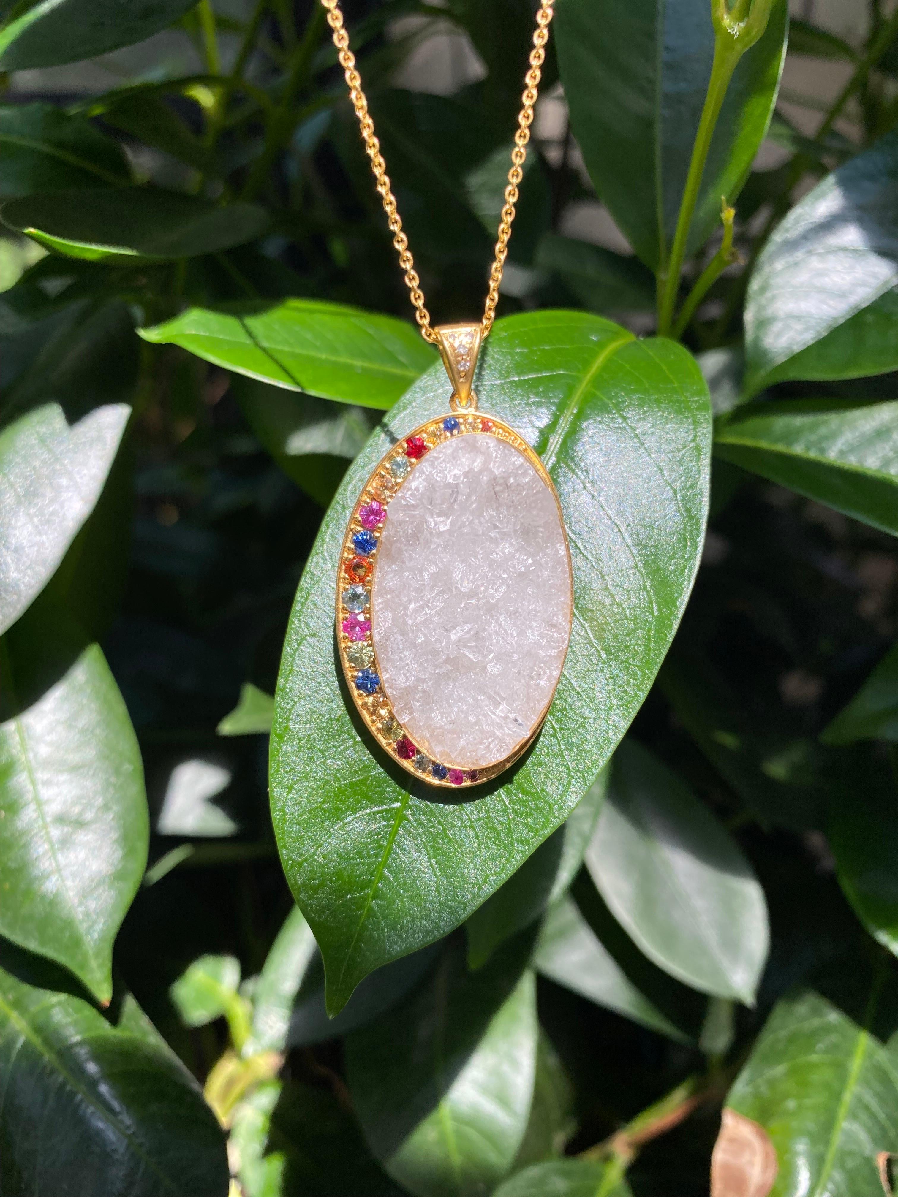 Artisan Collier à pendentif ovale en or 18 carats, saphirs multicolores et quartz de cristal en vente