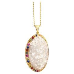 Collier à pendentif ovale en or 18 carats, saphirs multicolores et quartz de cristal