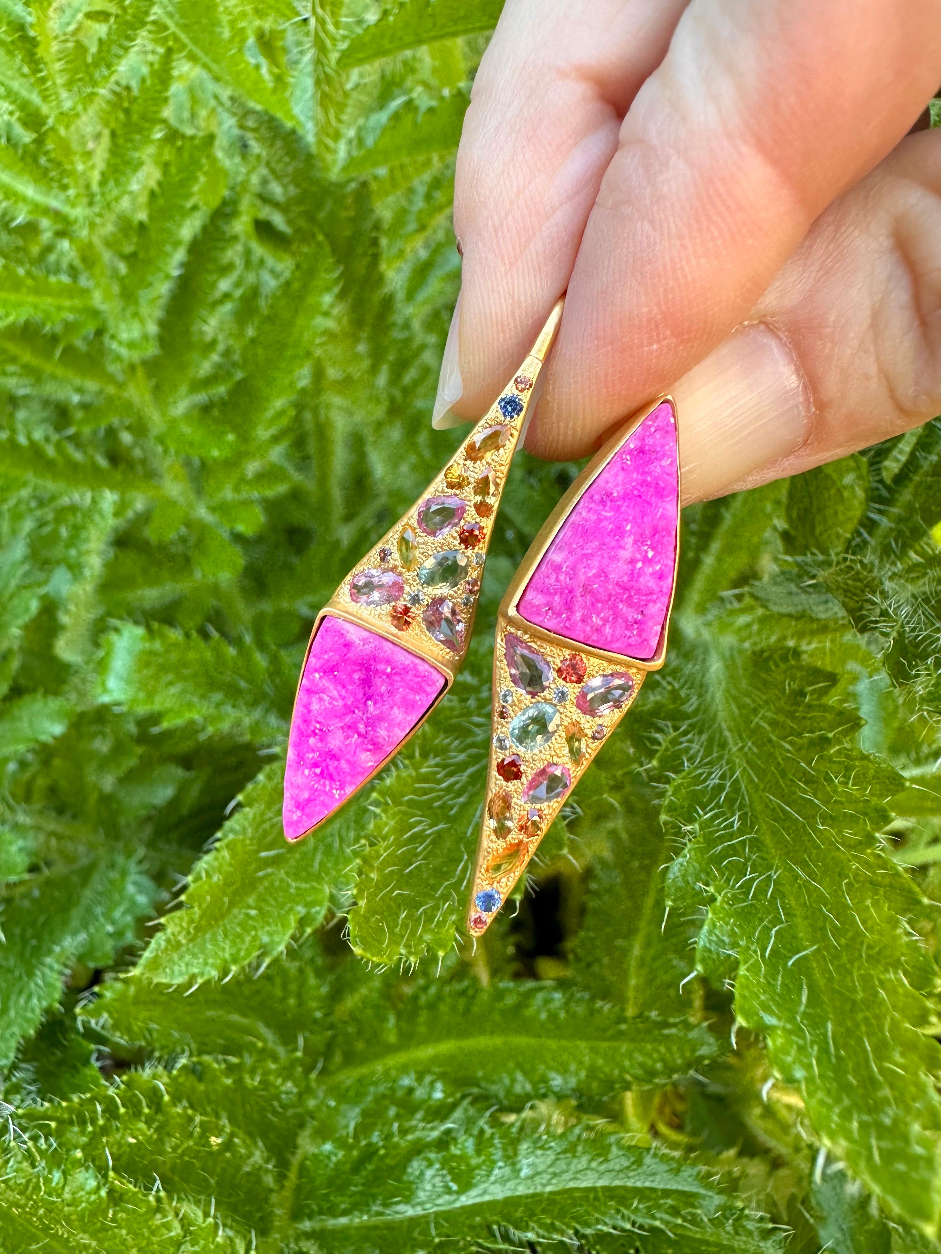 Ohrringe aus mehrfarbigen Saphiren, rosa Quarz und 18-karätigem Gold von Lauren Harper im Angebot 1
