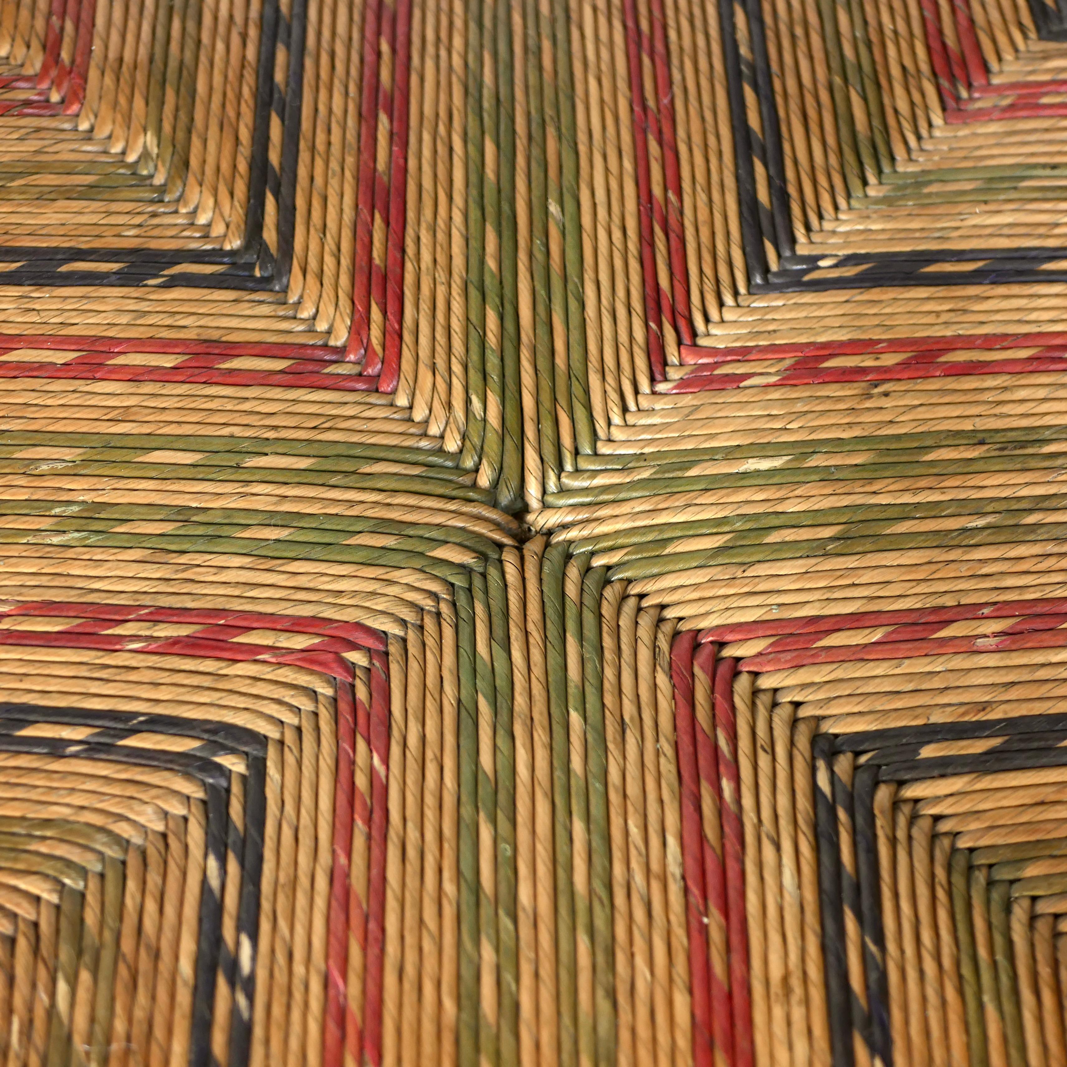 Fauteuil d'angle aux fuseaux multicolores, France, début du 20e siècle Bon état - En vente à Lyon, FR
