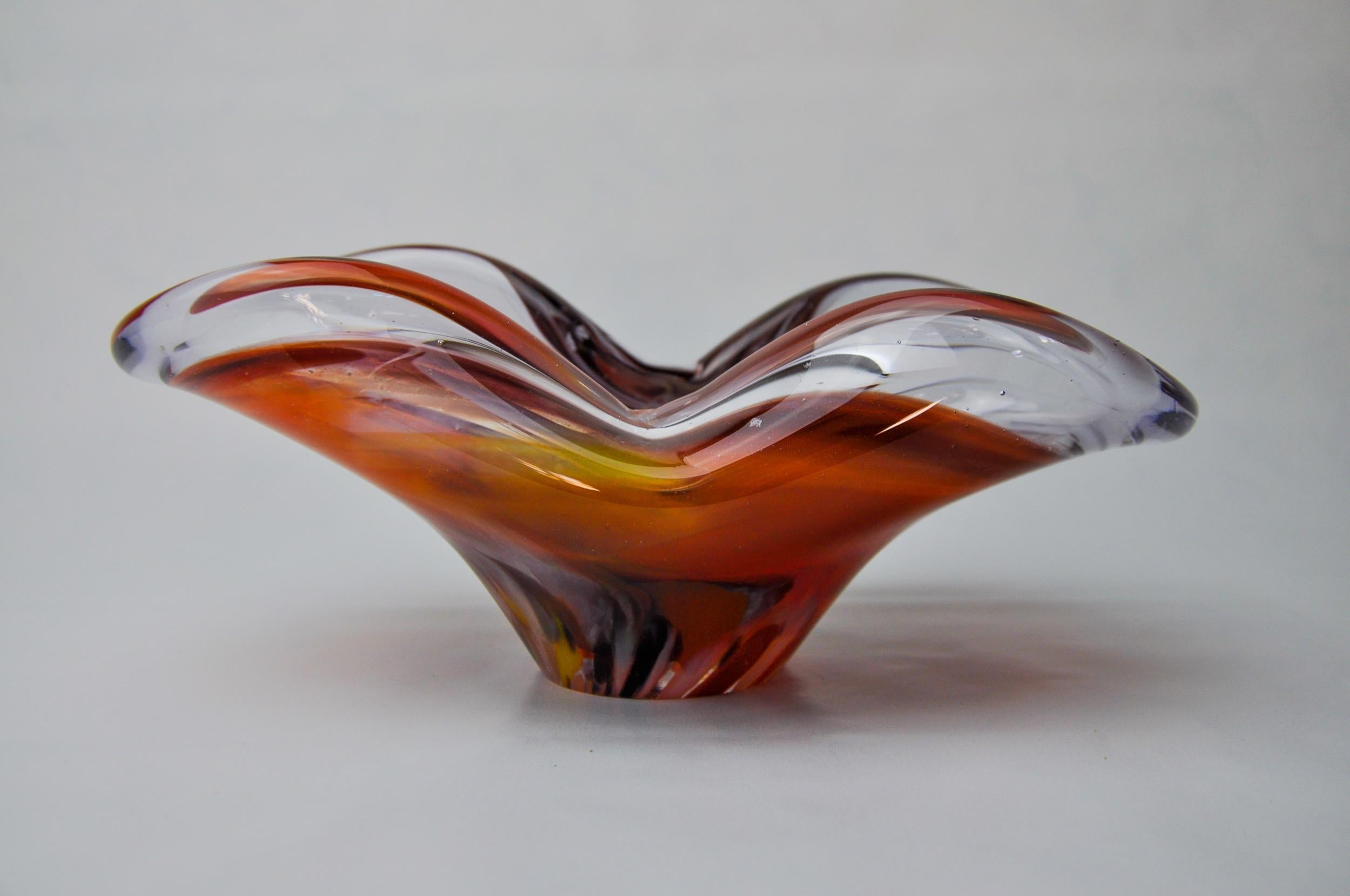 Superbo e raro posacenere sommerso rosso, designato e realizzato per Seguso a Murano negli anni Settanta. Lavorazione artigianale del vetro secondo la tecnica del sommerso (sovrapposizione di strati di vetro fuso). Magnifico oggetto di collezione e