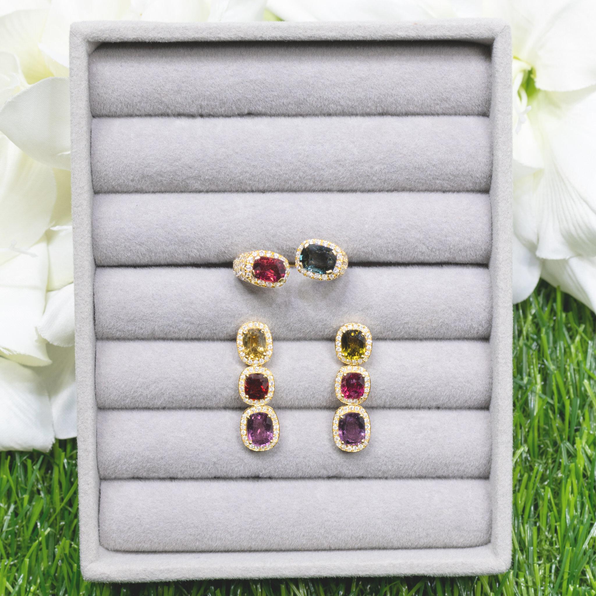 Cushion Cut Multicolored Spinel Ring and Earrings Jewelry Set 14.1 Carats 18K Yellow Gold For Sale