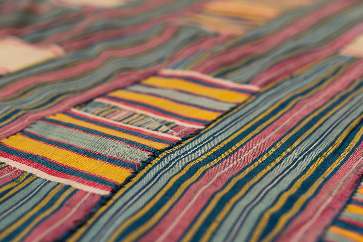 Tissu d'abeille africaine vintage multicolore de l'Afrique de l'Ouest, Ghana en vente 1