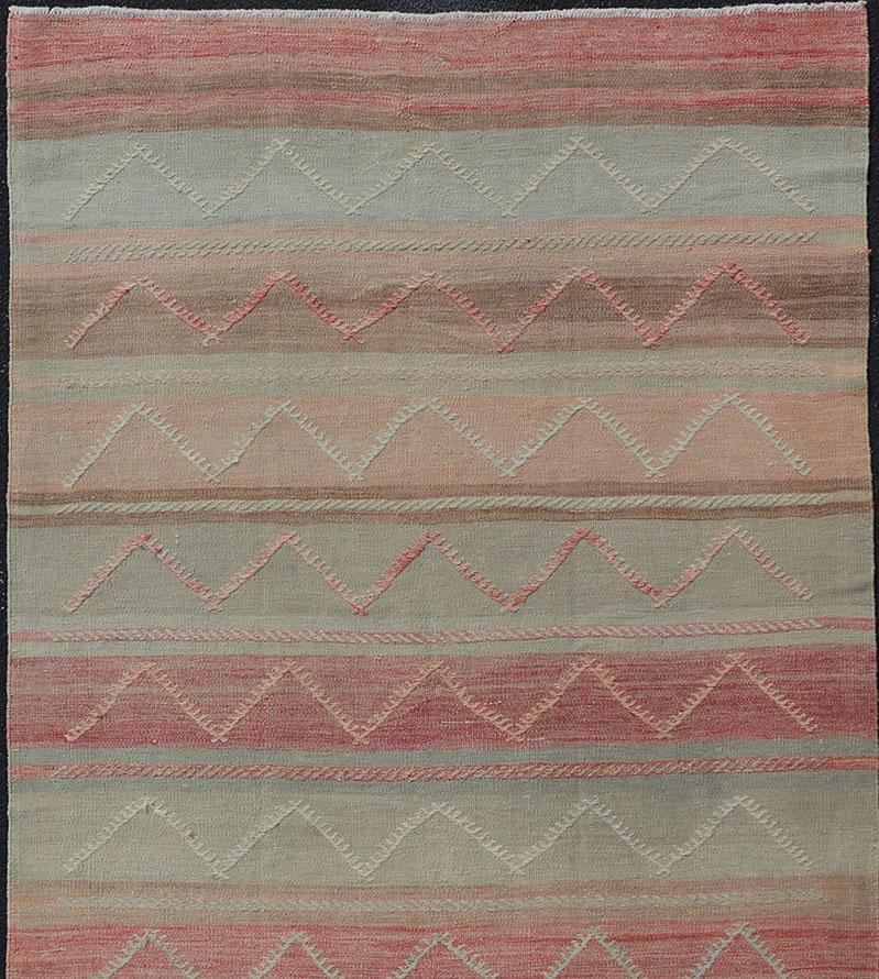 Mehrfarbiger türkischer großer Kelim-Teppich im Vintage-Stil mit Streifenmuster in einer Galerie (Handgewebt) im Angebot