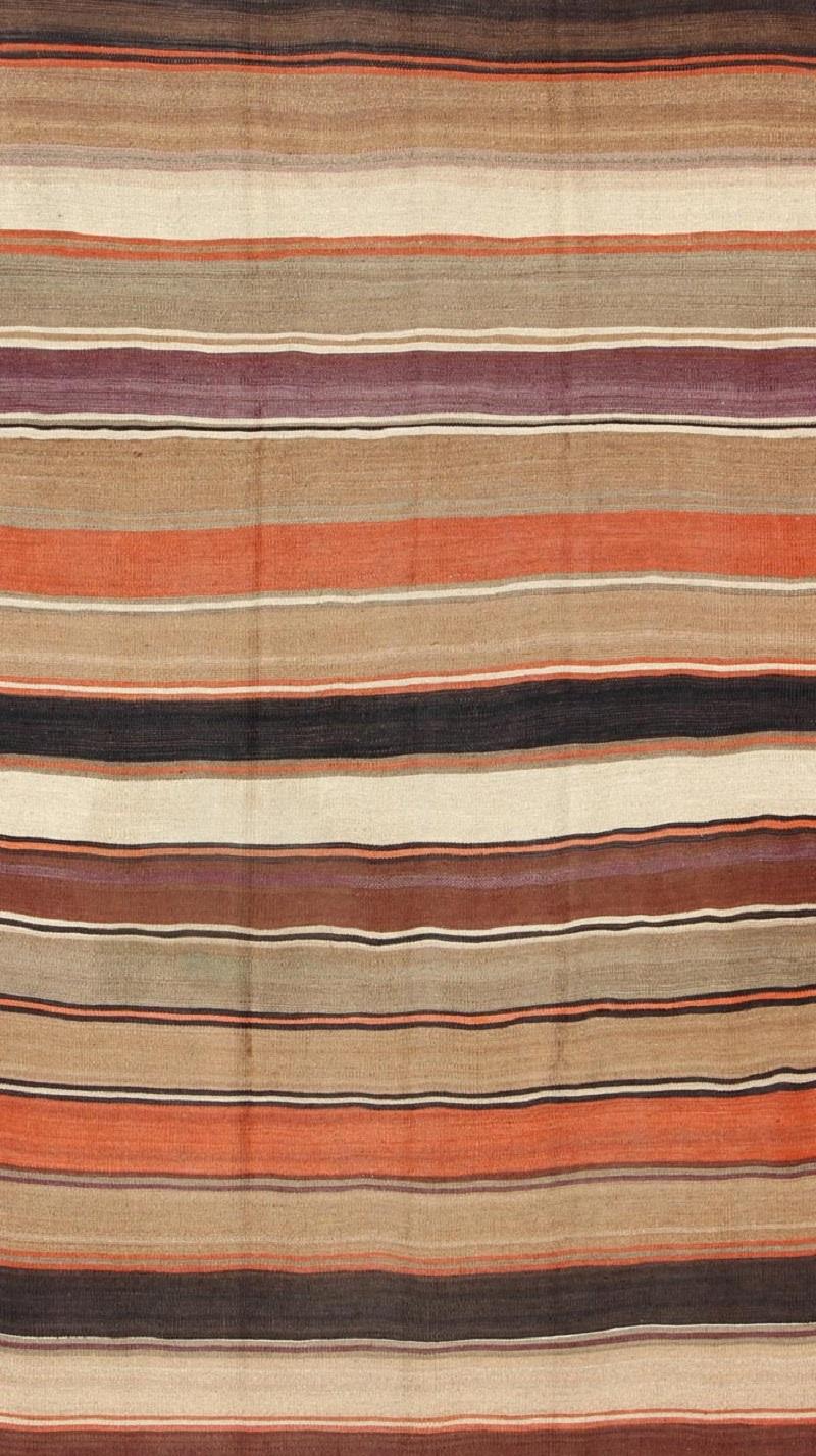 Turc Grand tapis Kilim vintage multicolore à rayures en vente