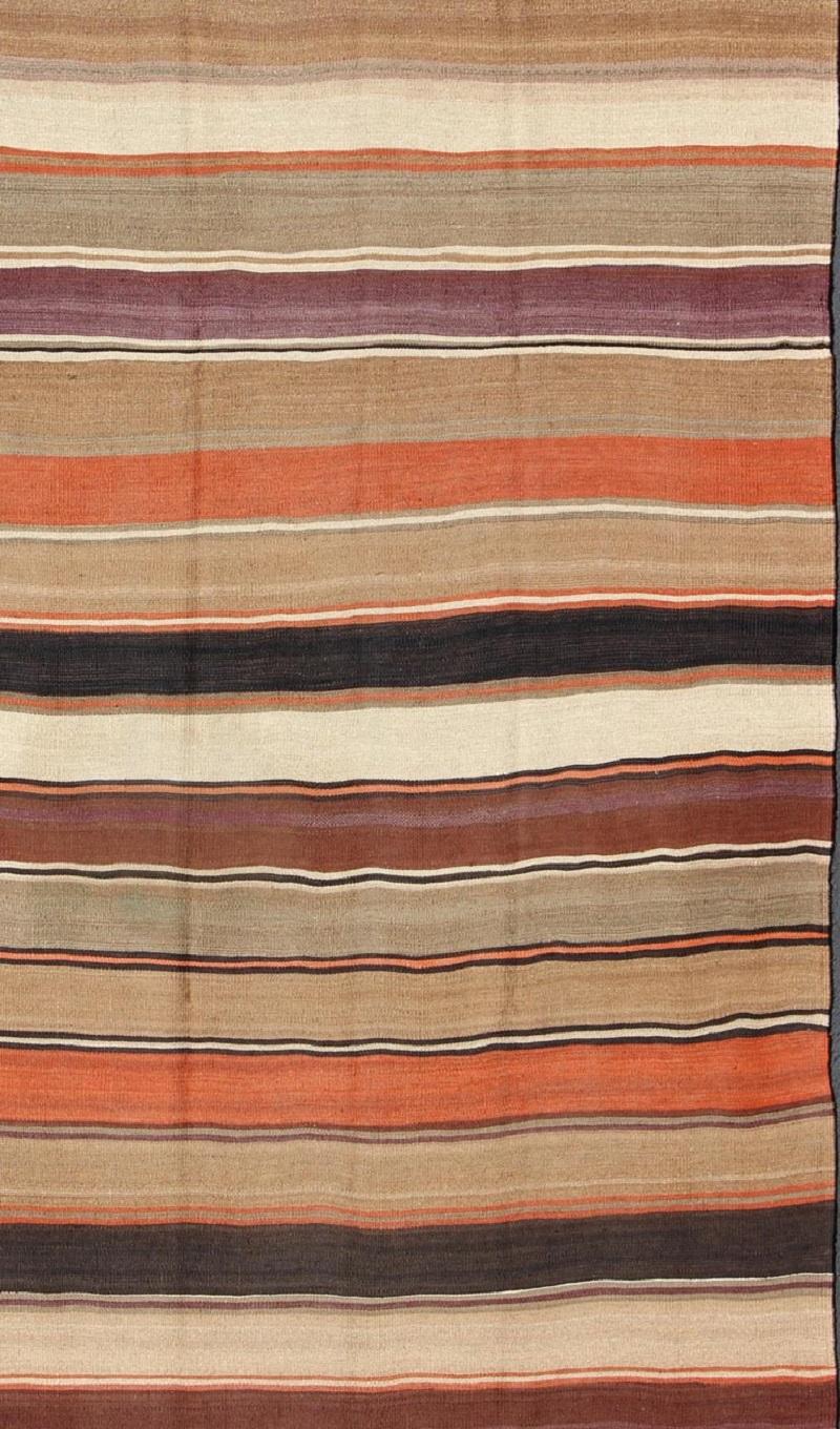 Tissé à la main Grand tapis Kilim vintage multicolore à rayures en vente