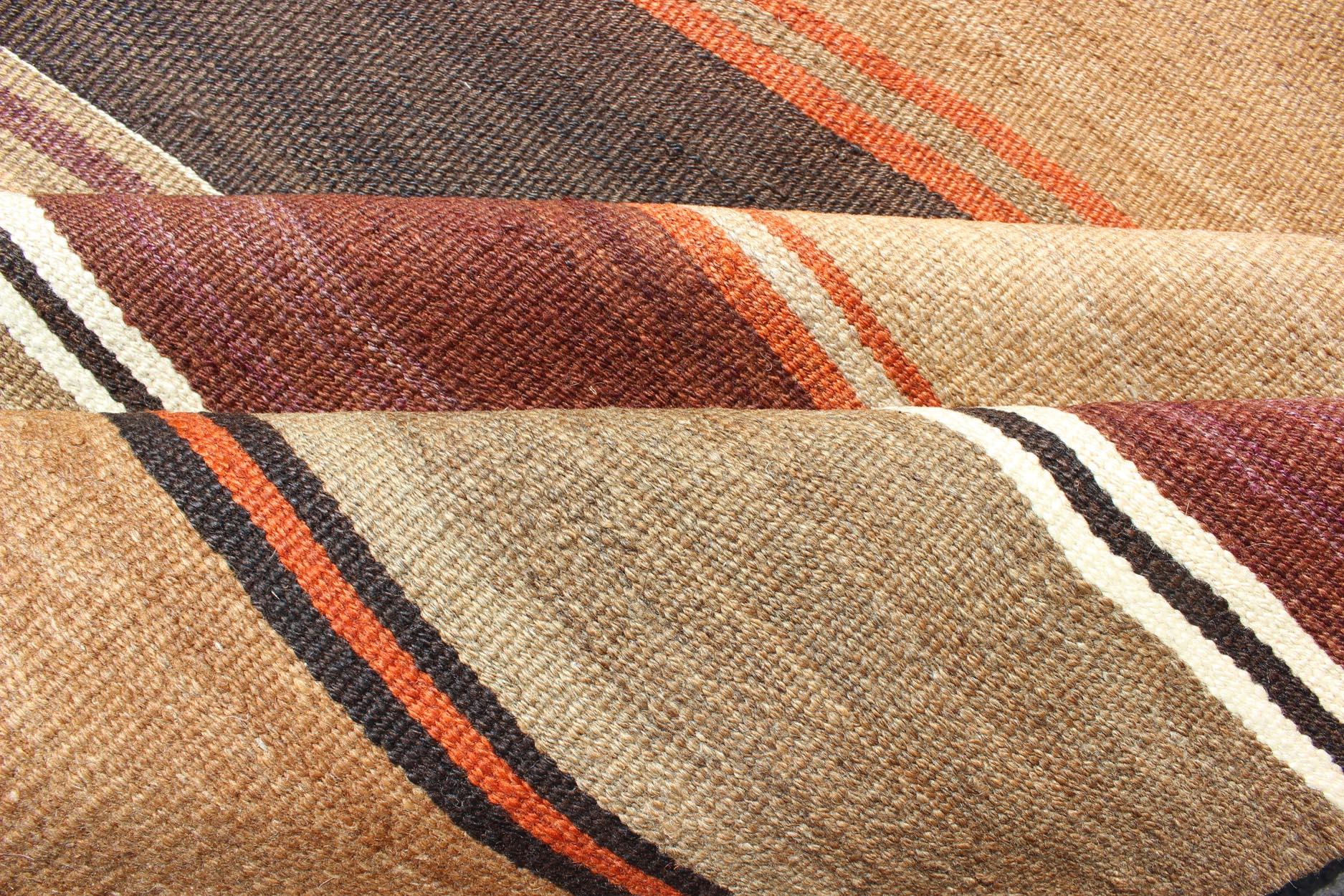 Grand tapis Kilim vintage multicolore à rayures Excellent état - En vente à Atlanta, GA