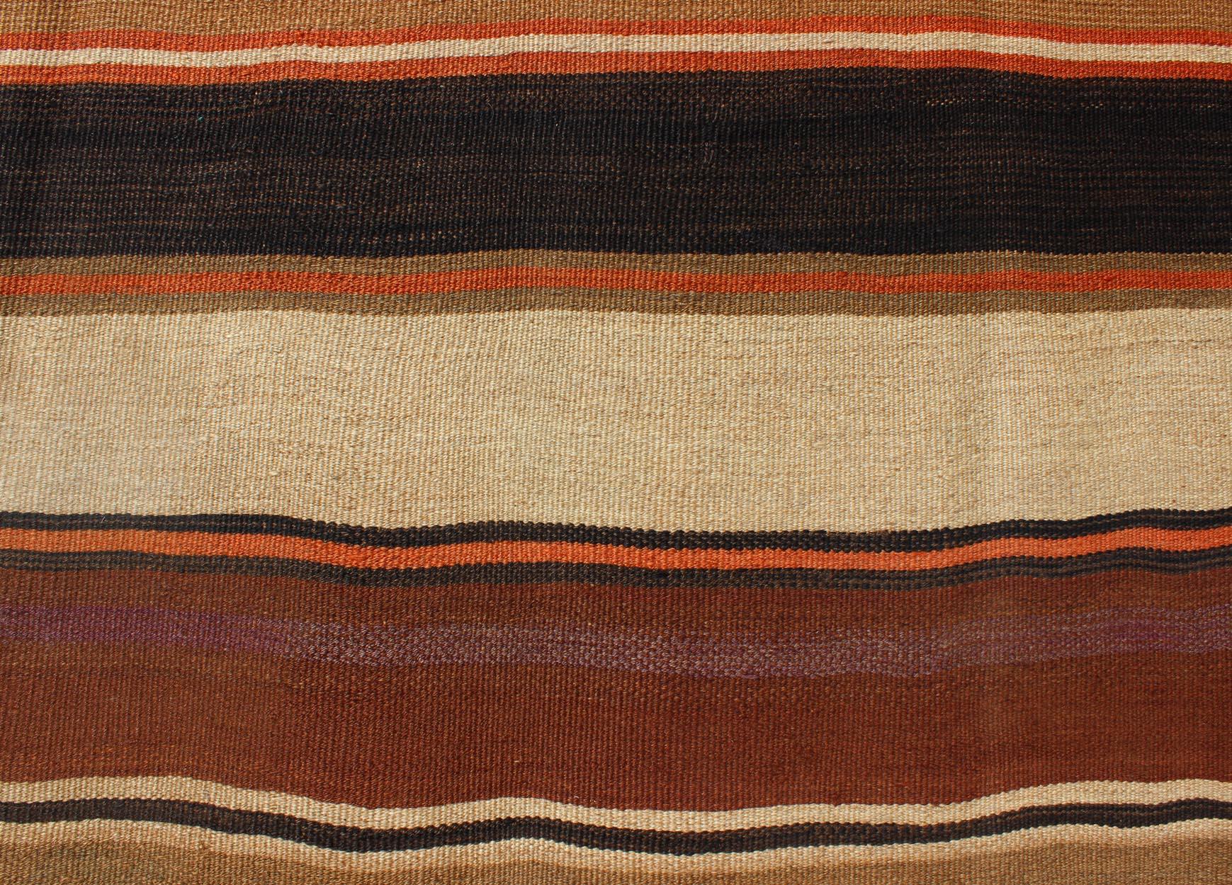 20ième siècle Grand tapis Kilim vintage multicolore à rayures en vente