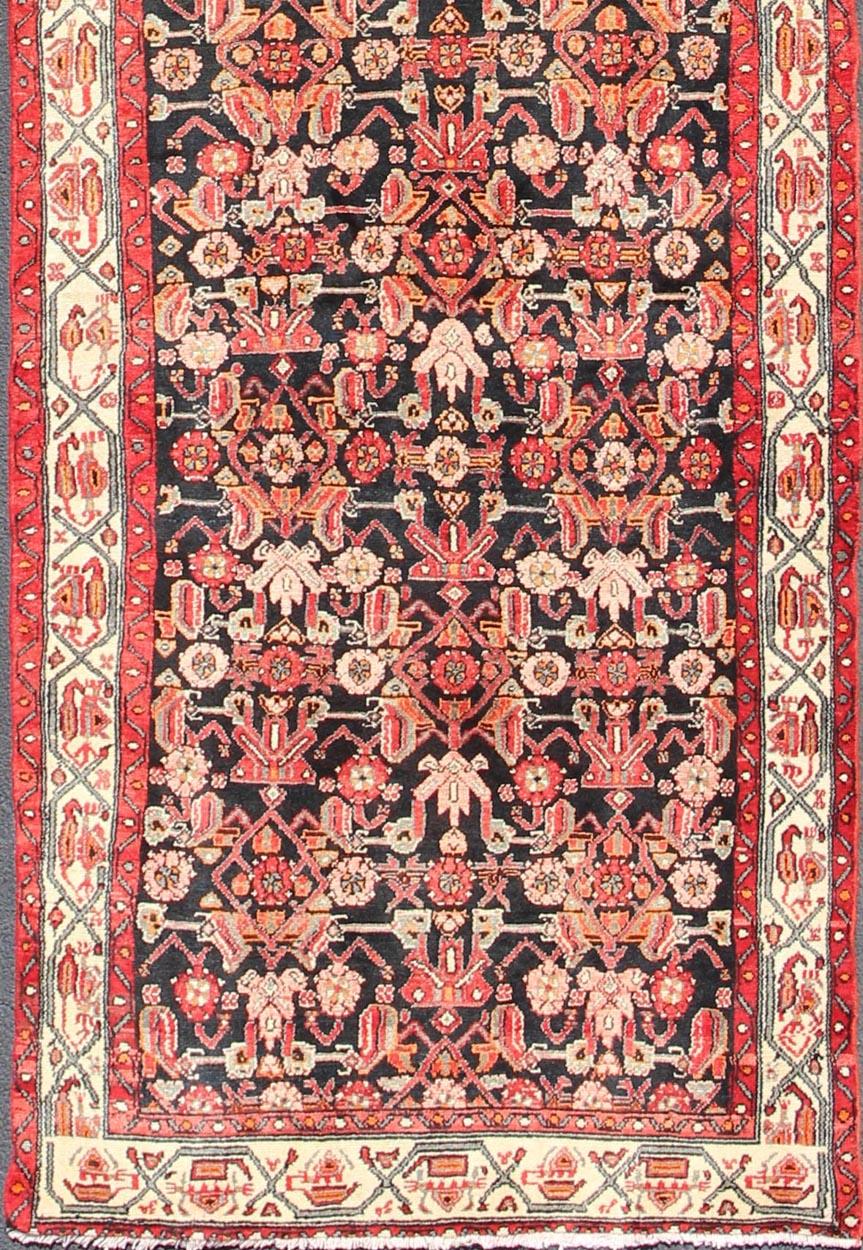 Sous-géométrique Floral design Malayer runner vintage persan en rouge et noir, tapis Keivan Woven Arts h-501-17, pays d'origine / type : Iran / Malayer, circa 1950.

Mesures : 4'3 x 16'.

Ce magnifique chemin de table persan Malayer (circa 1950) est
