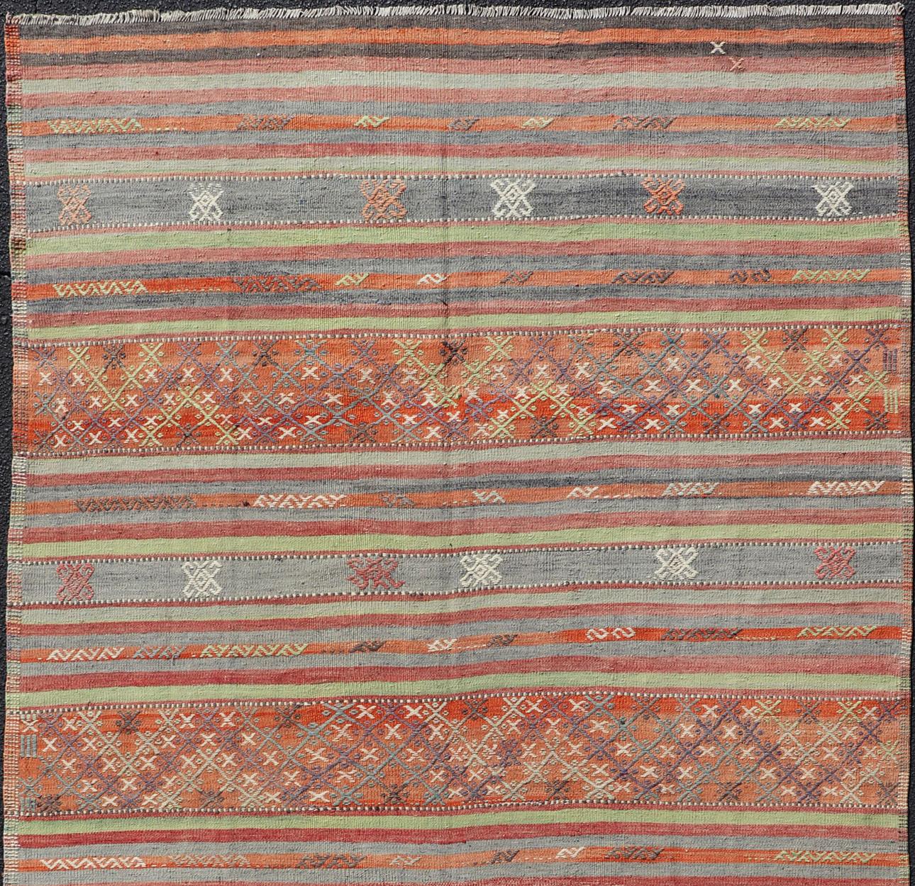 Multicolored vintage Large Turkish Kilim rug with geometric shapes and stripes design, rug TU-NED-1035 country of origin / type: Turkey / Kilim, circa mid-20th century

Featuring geometric shapes rendered in a repeating horizontal stripe design,