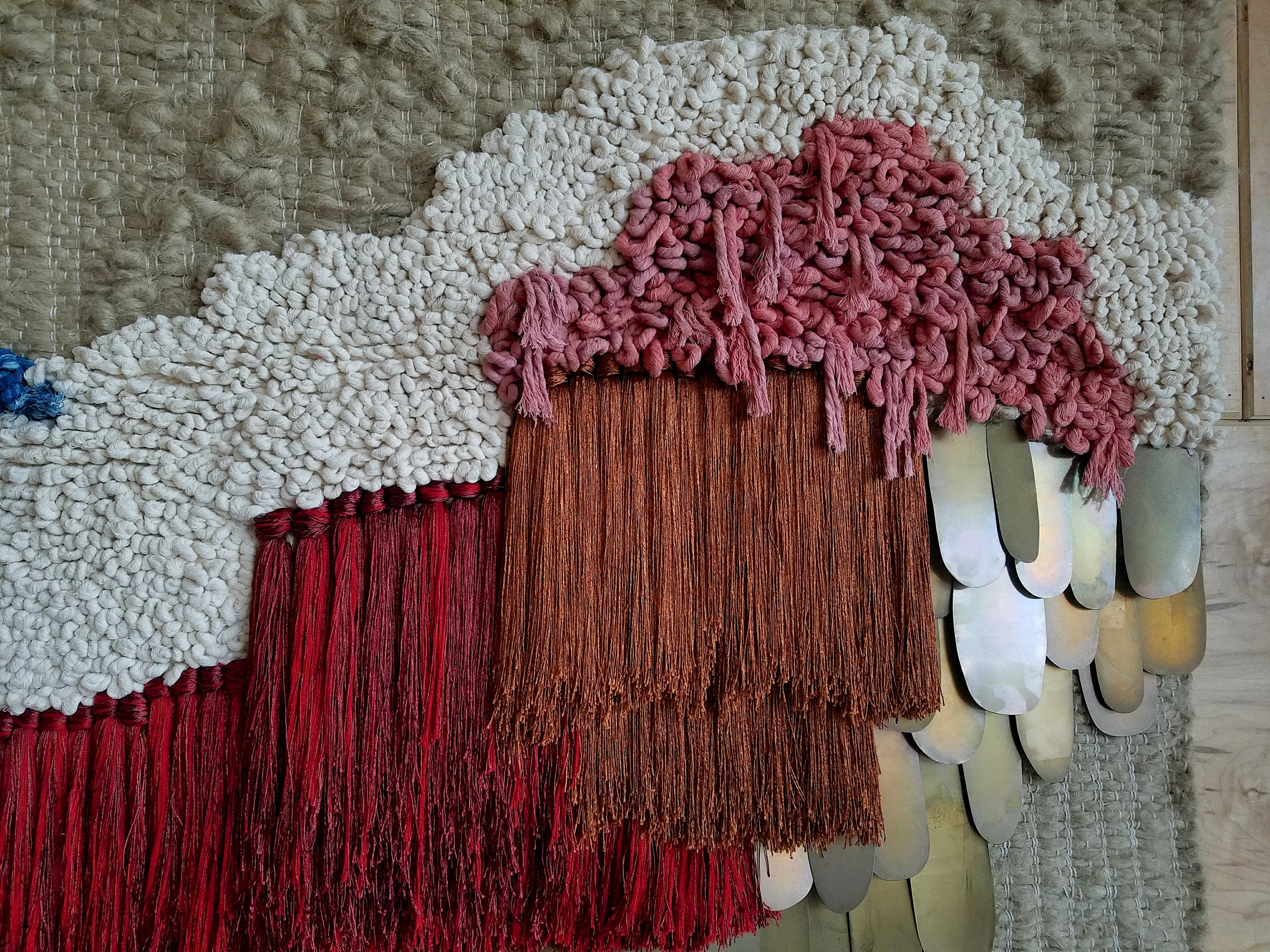Handgewebter Wandbehang im Stil eines Wandteppichs von Janelle Pietrzak von All Roads. Die reiche Verwendung von Textur und Farbe verleiht diesem Werk Tiefe. Die verwendeten Fasern sind Hanf, mit Indigo und Krappwurzel gefärbte Baumwolle, Wolle,