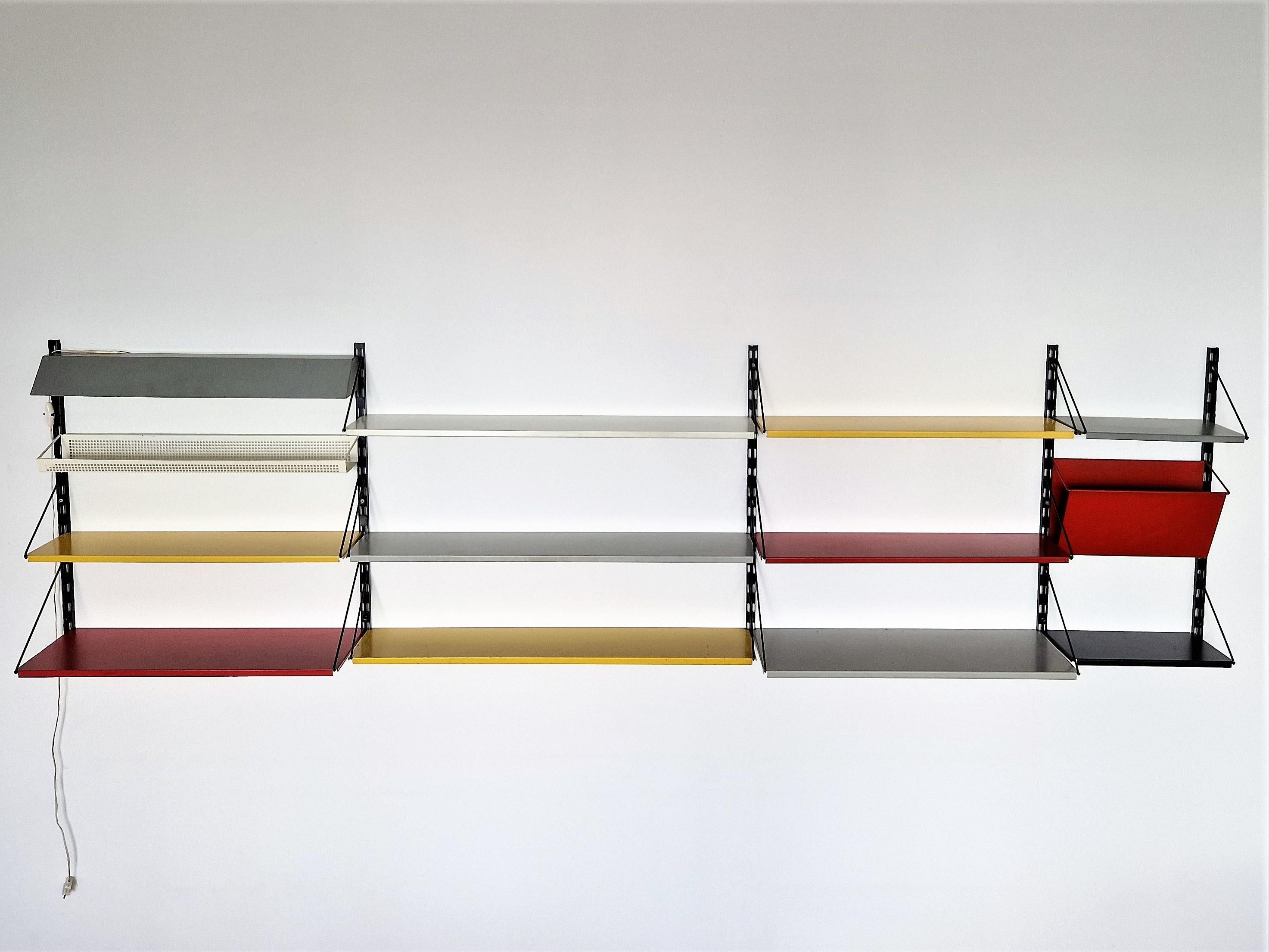 Esta es una gran composición de distintos elementos en un mueble alto Pilastro. Una colección diversa de piezas diferentes seleccionadas para formar una unidad completa del famoso diseño de Tjerk Reijenga. El conjunto consta de soportes de pared