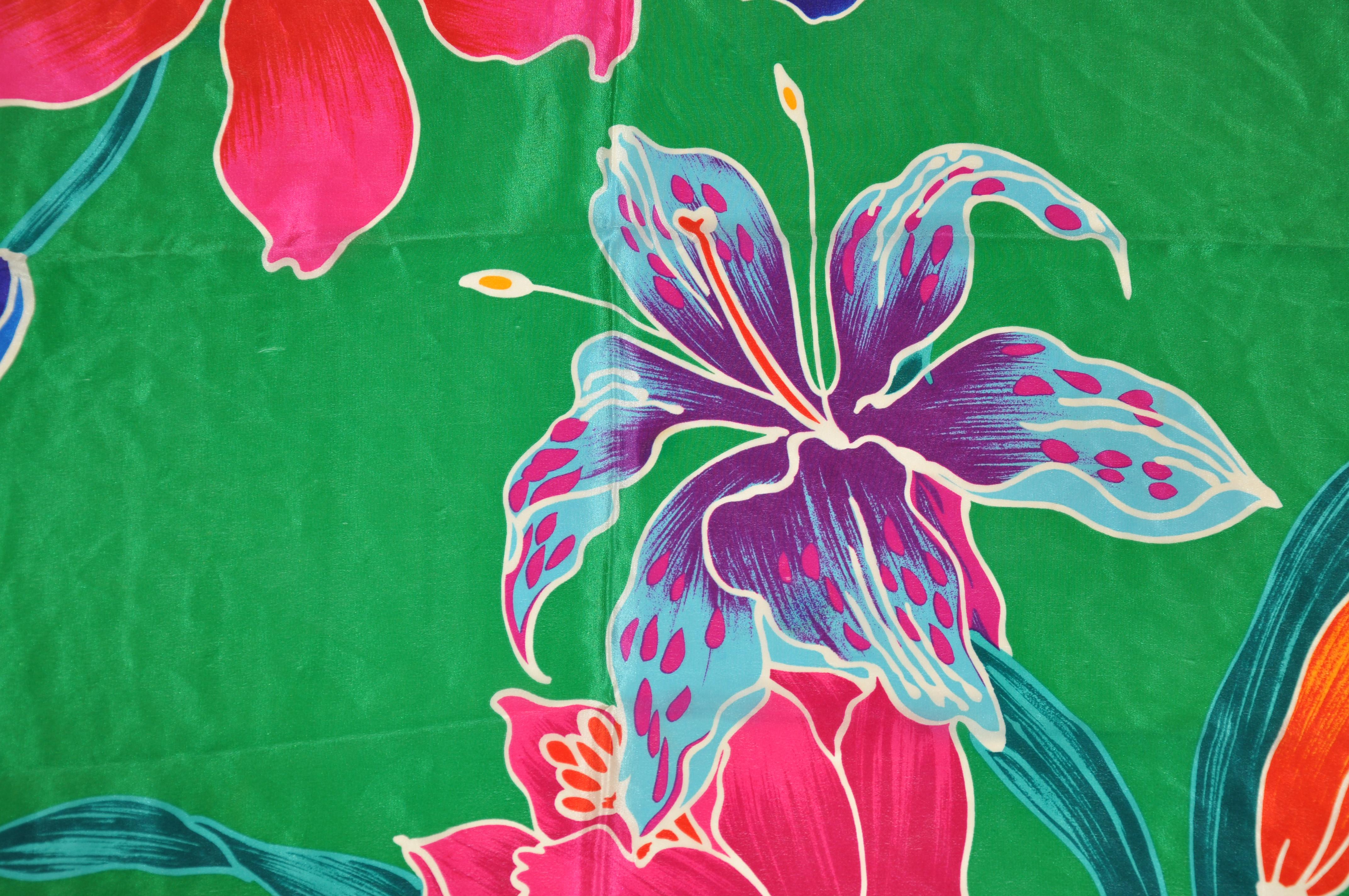      Ce foulard en soie aux couleurs vives et aux orchidées vertes mesure 30 pouces sur 30 pouces. Fabriqué au Japon.