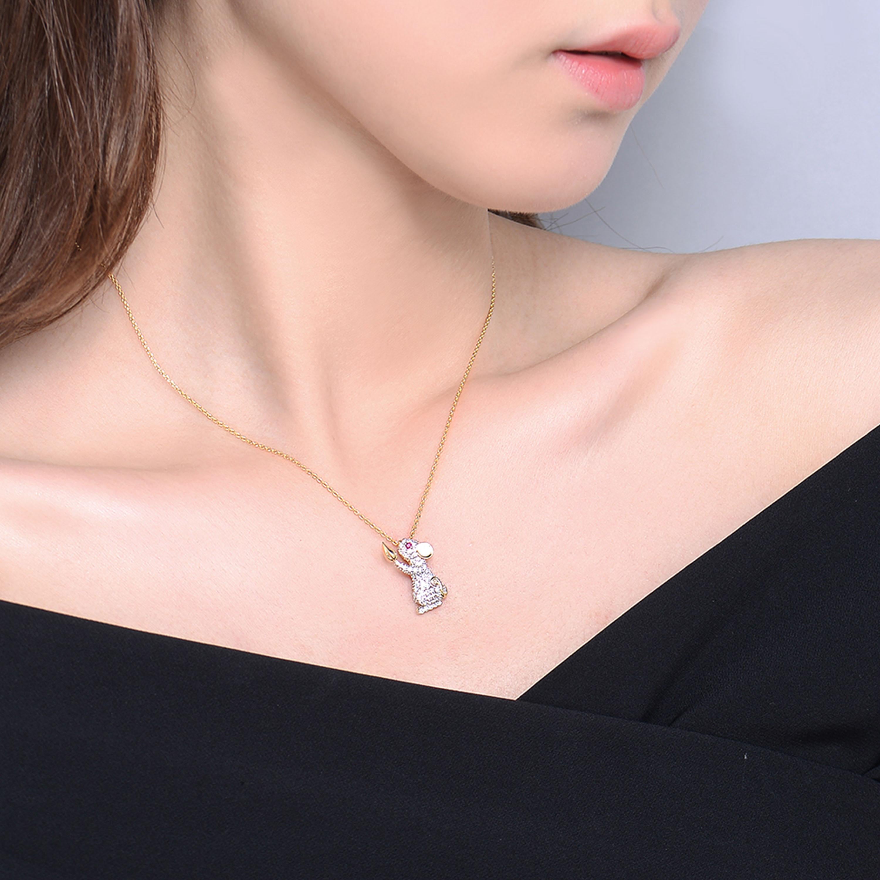 Contemporaneo Collana con ciondolo a forma di topo in argento placcato oro con zirconia cubica multicolore in vendita