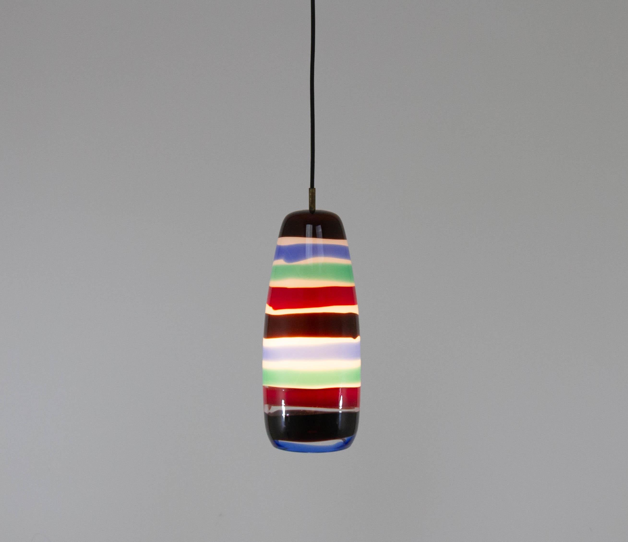 Pendente Model 4035 multicolore soffiato a mano, disegnato da Massimo Vignelli all'inizio della sua impressionante carriera nel mondo del design e prodotto dallo specialista del vetro di Murano Venini. Il modello è noto anche come 