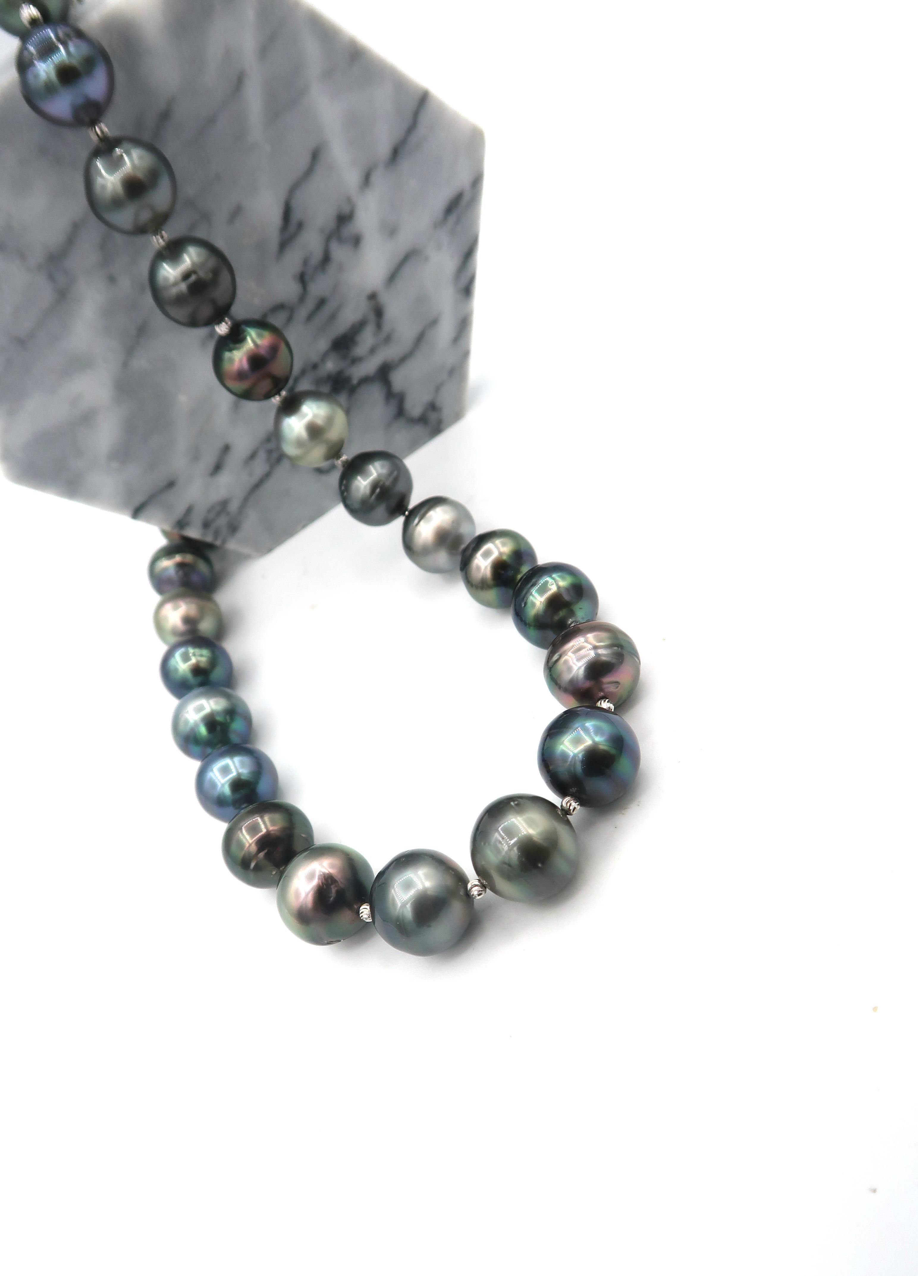 Multicolour Tahitian Pearl Necklace with Faceted 18k White Gold Beads In New Condition For Sale In Bangkok, TH