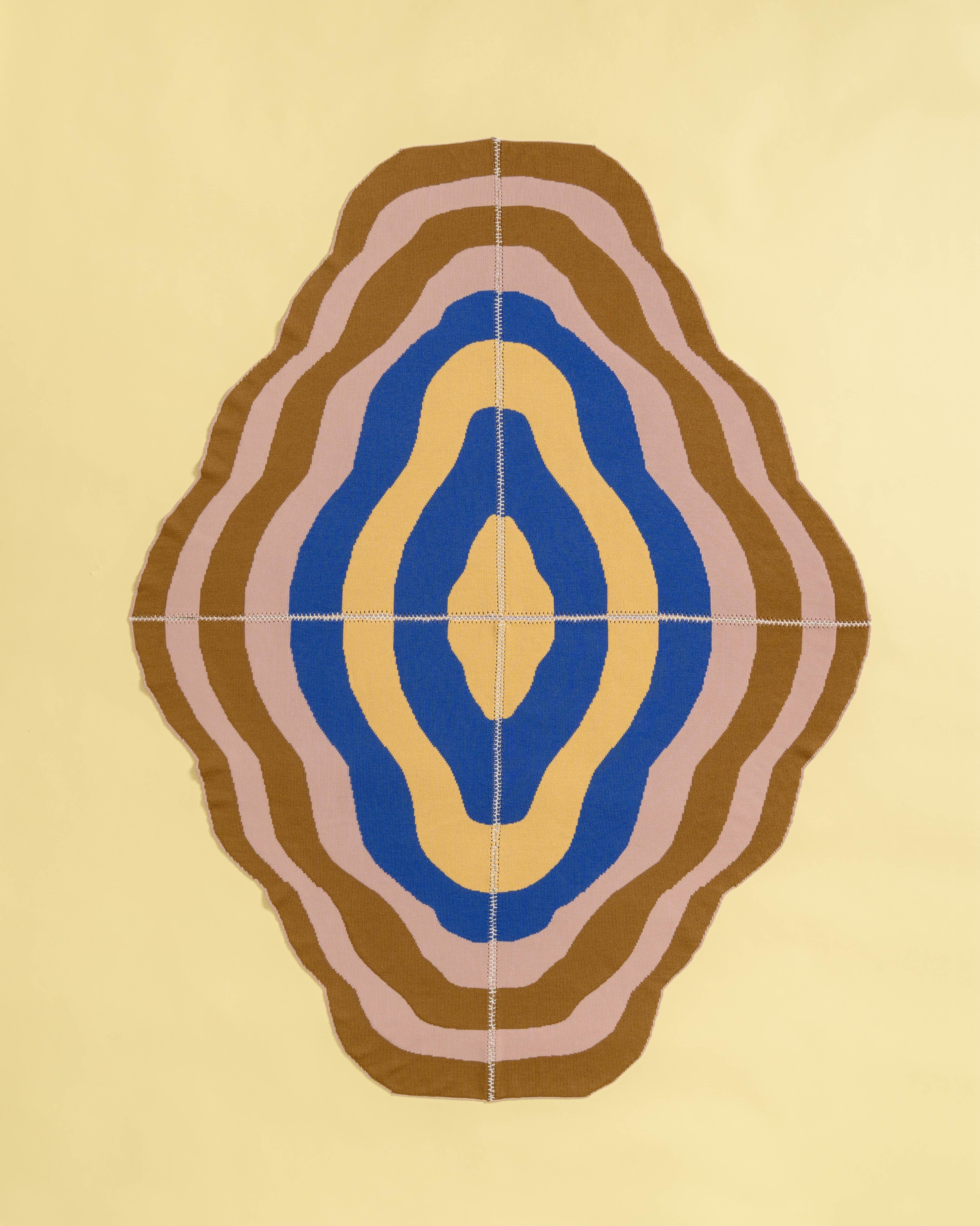 Il motivo organico ondulato rende questa coperta a maglia sostenibile il punto focale di ogni stanza, aggiungendo colore e un tocco di modernità al tuo spazio. Quattro parti lavorate singolarmente a maglia sono accuratamente cucite a mano, rendendo