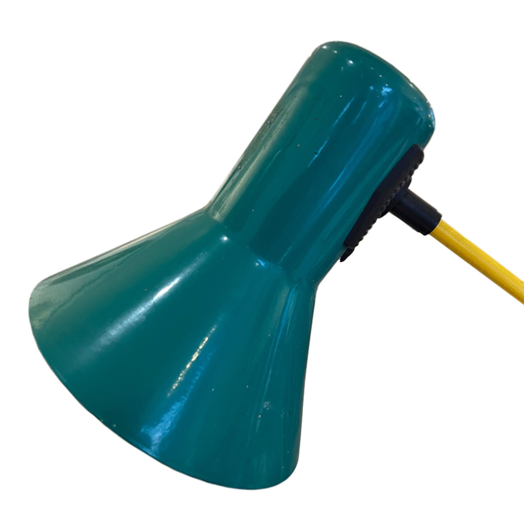 Diese voll verstellbare Stehlampe aus Polychromie und Metall wurde in den 1980er Jahren in Italien hergestellt. 

Die 