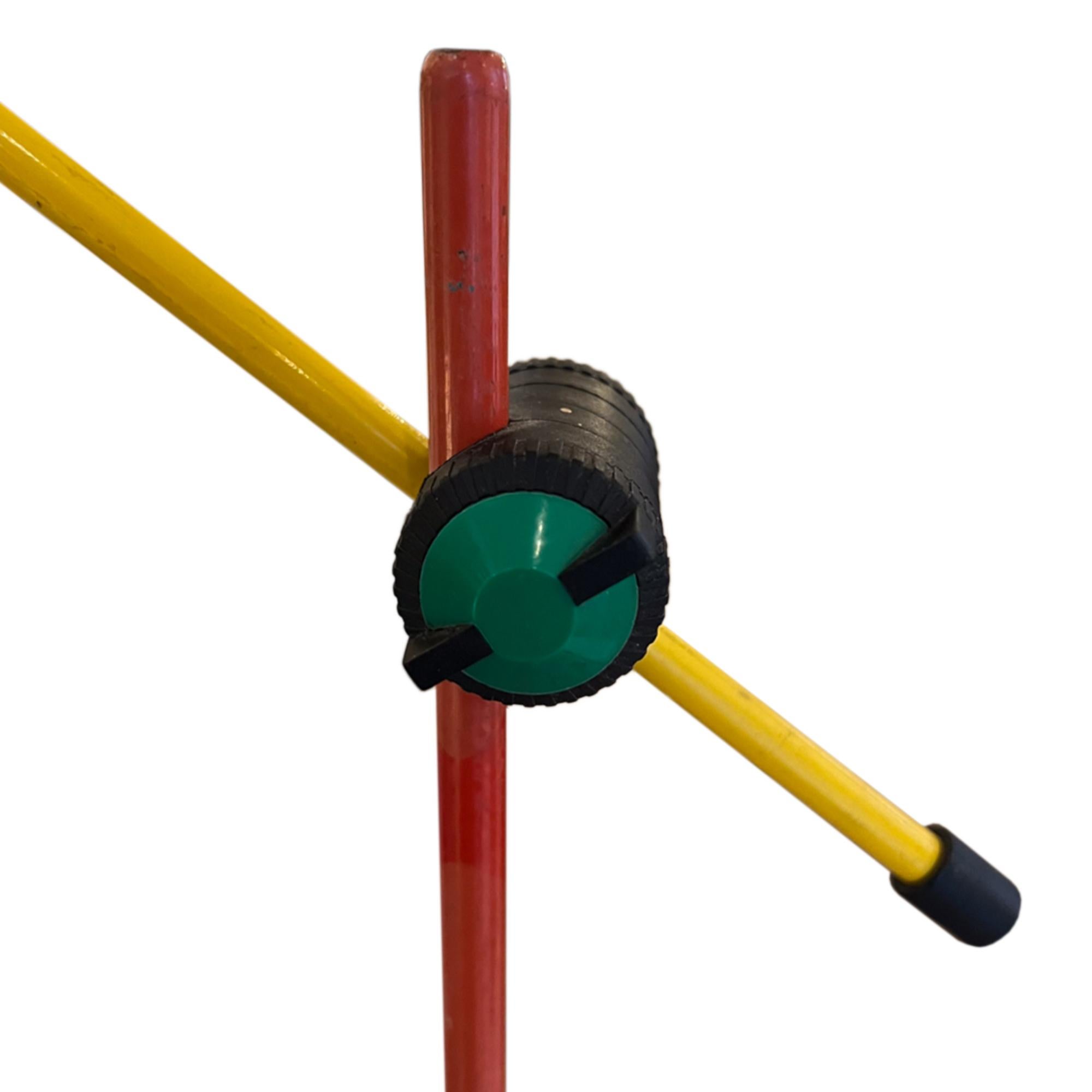 Mehrfarbige italienische Stehlampe aus den 1980er Jahren (Minimalistisch) im Angebot