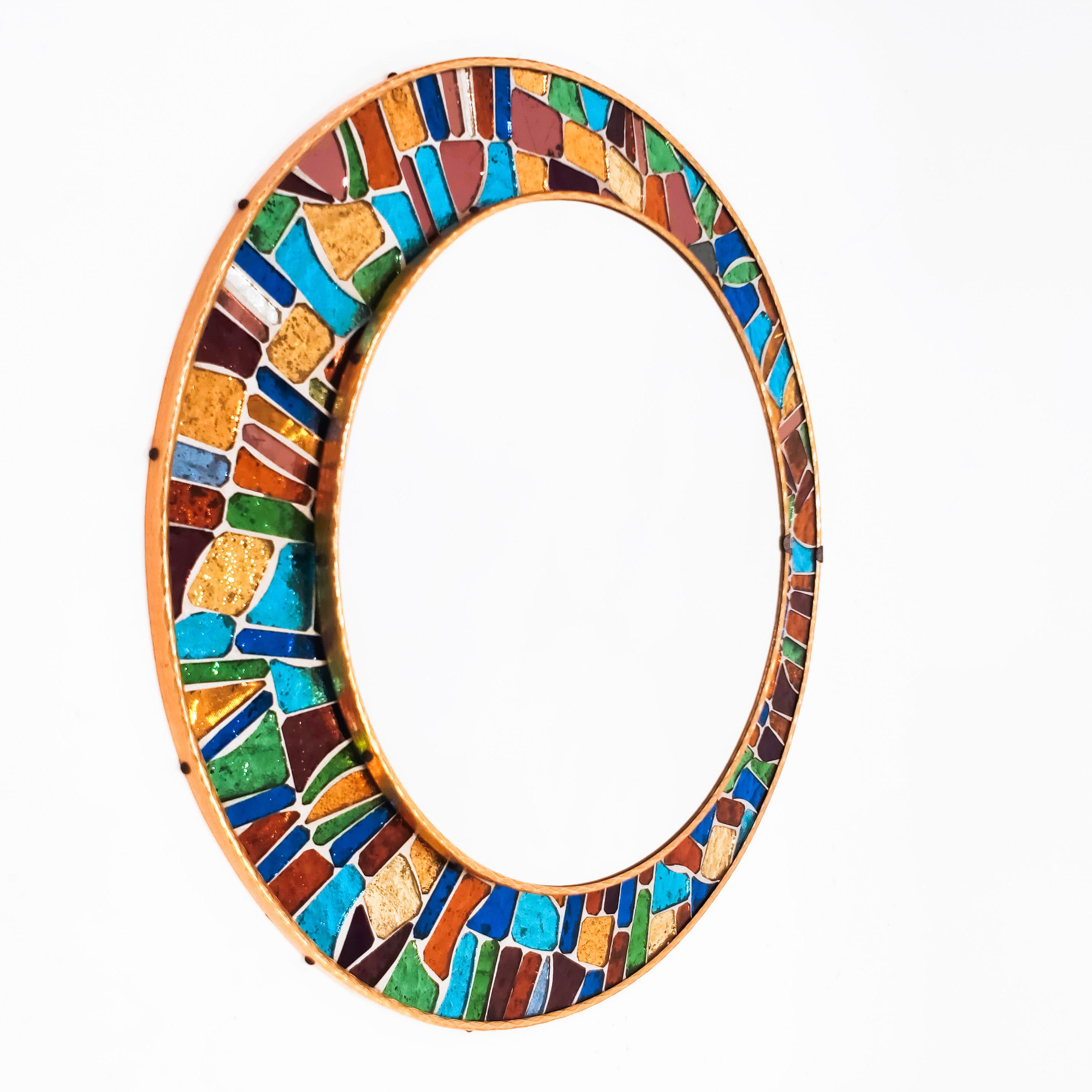 Brutalist Spanish round mirror with coloured glass mosaic, 60s. Frame made up of pieces of glass or textured artistic glass tiles in the form of a multicoloured and iridescent mosaic, on top of which is another frame that contains the central mirror