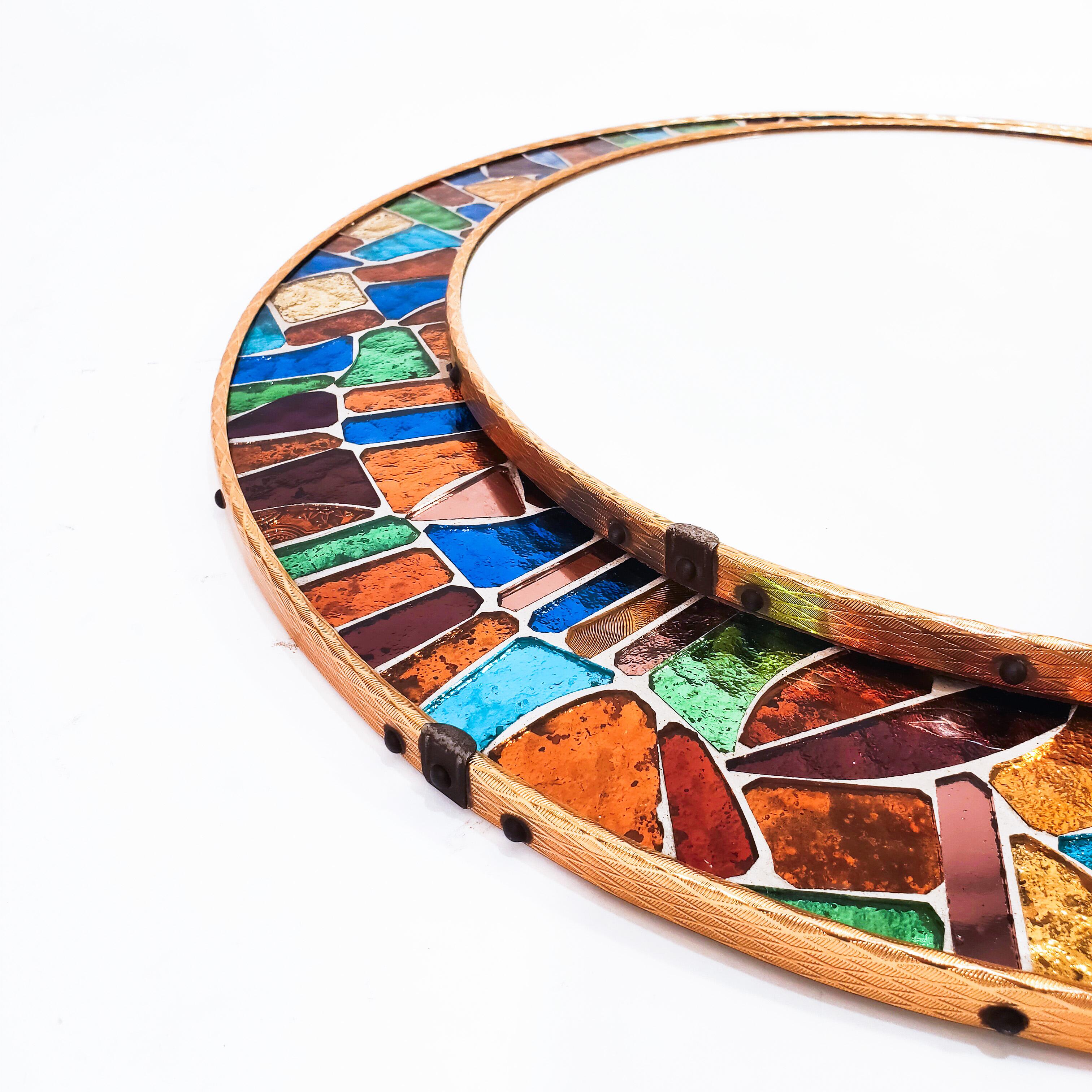 Multicoloured glass mosaic hand-crafted brutalist wall mirror, Spain, 1960s im Zustand „Hervorragend“ im Angebot in SANT ADRIÀ DE BESÒS, ES
