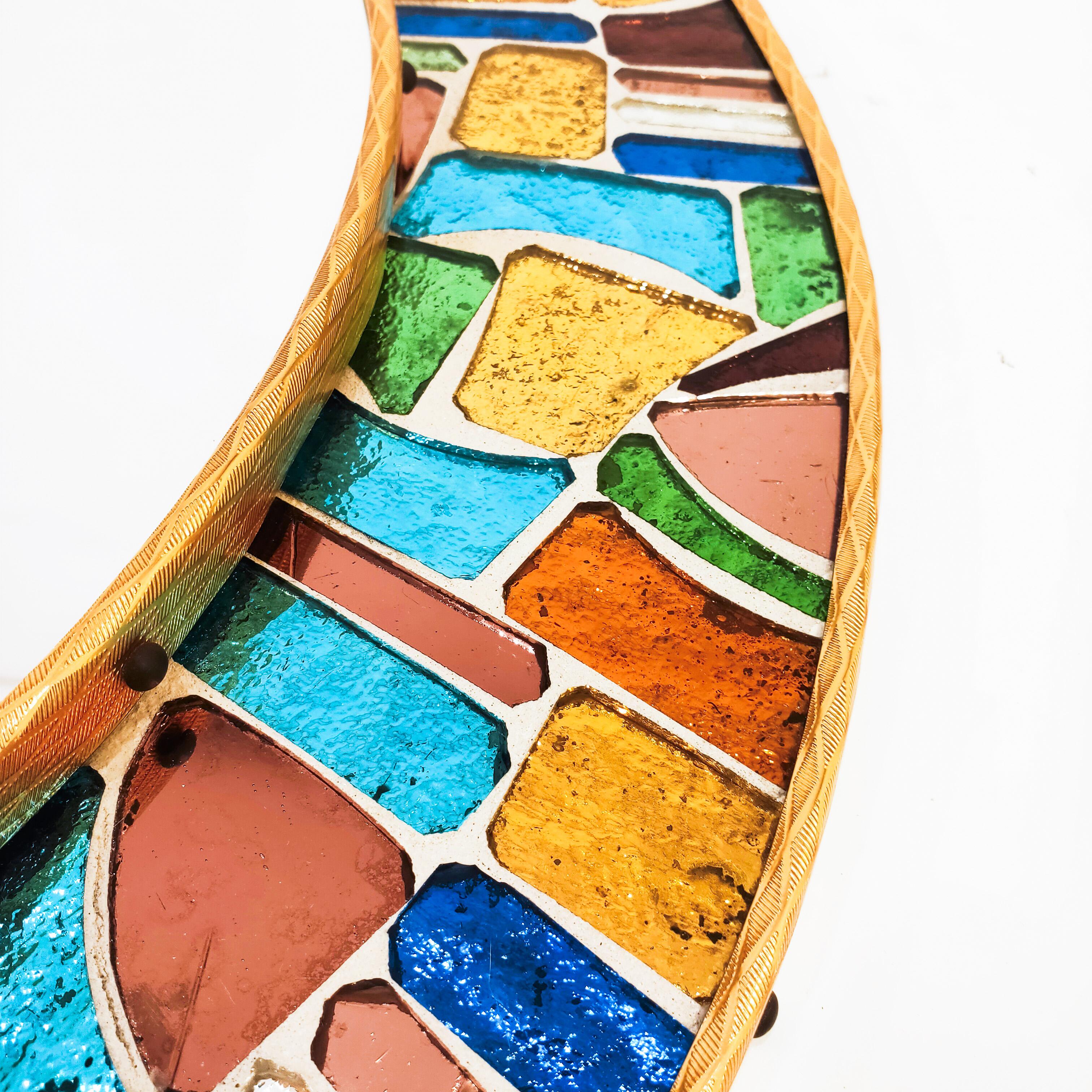 Multicoloured glass mosaic hand-crafted brutalist wall mirror, Spain, 1960s (Mitte des 20. Jahrhunderts) im Angebot