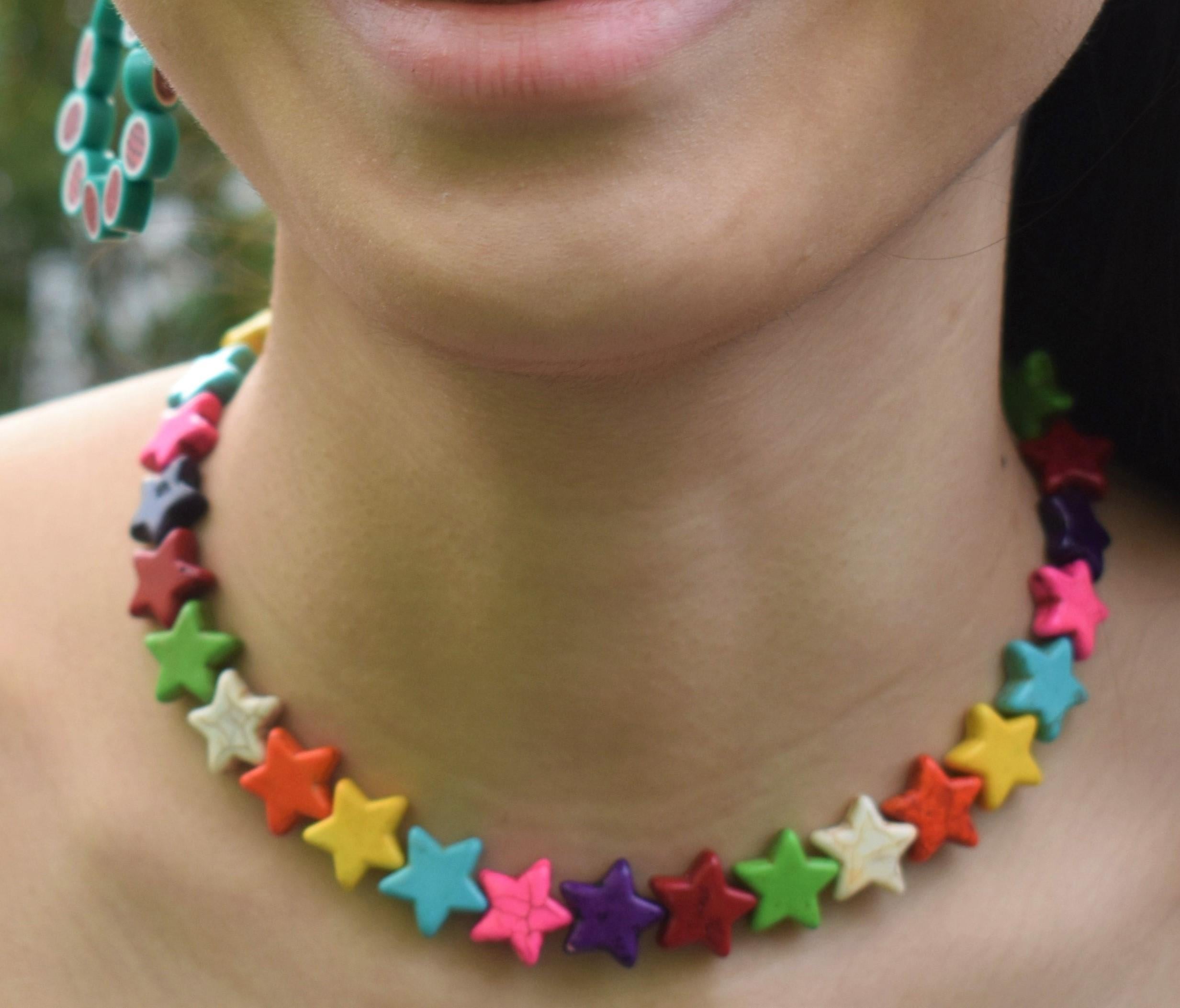 Questo incantevole pezzo è caratterizzato da una vivace serie di perline a forma di stella di vari colori, che aggiungono un tocco giocoso a qualsiasi abbigliamento. Perfetta per aggiungere un tocco di colore, questa collana è un accessorio