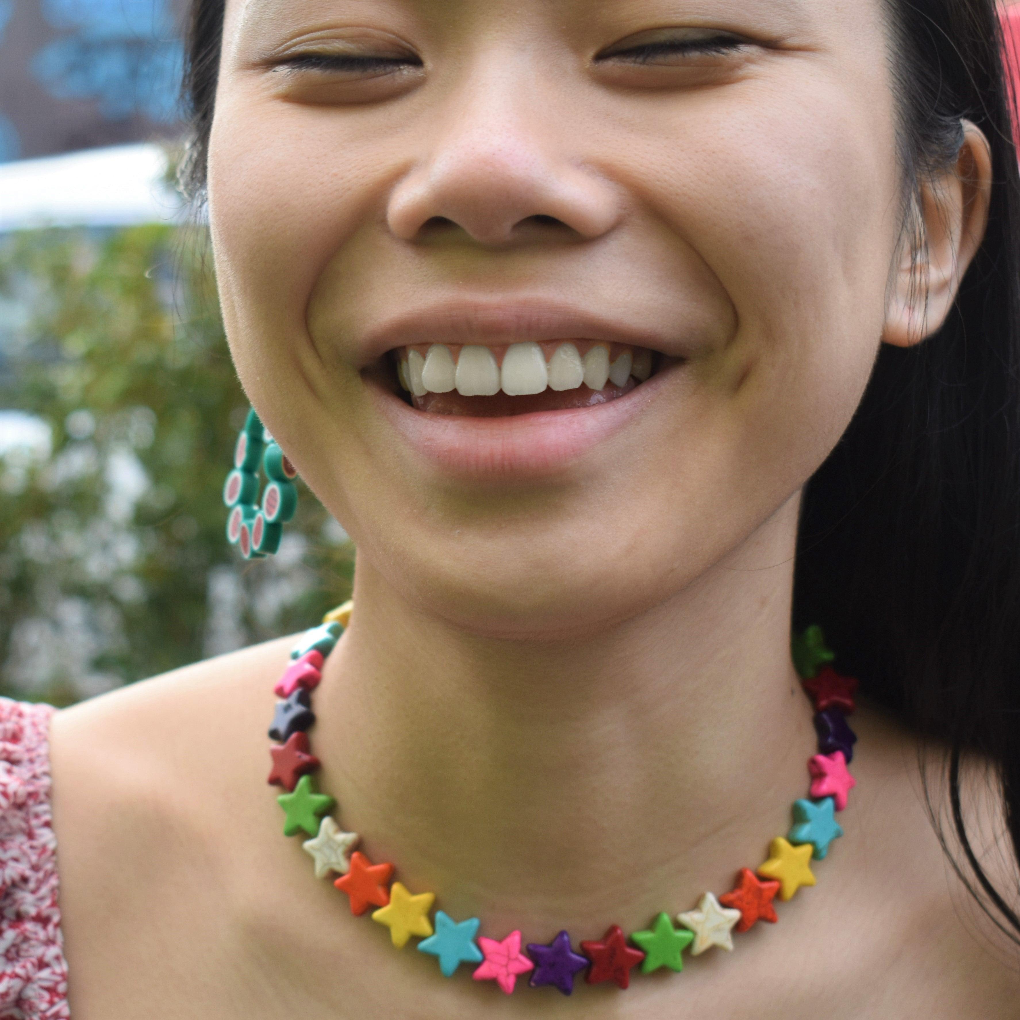 Collana girocollo con perline di Howlite a stella multicolore In condizioni Nuovo in vendita a London, GB