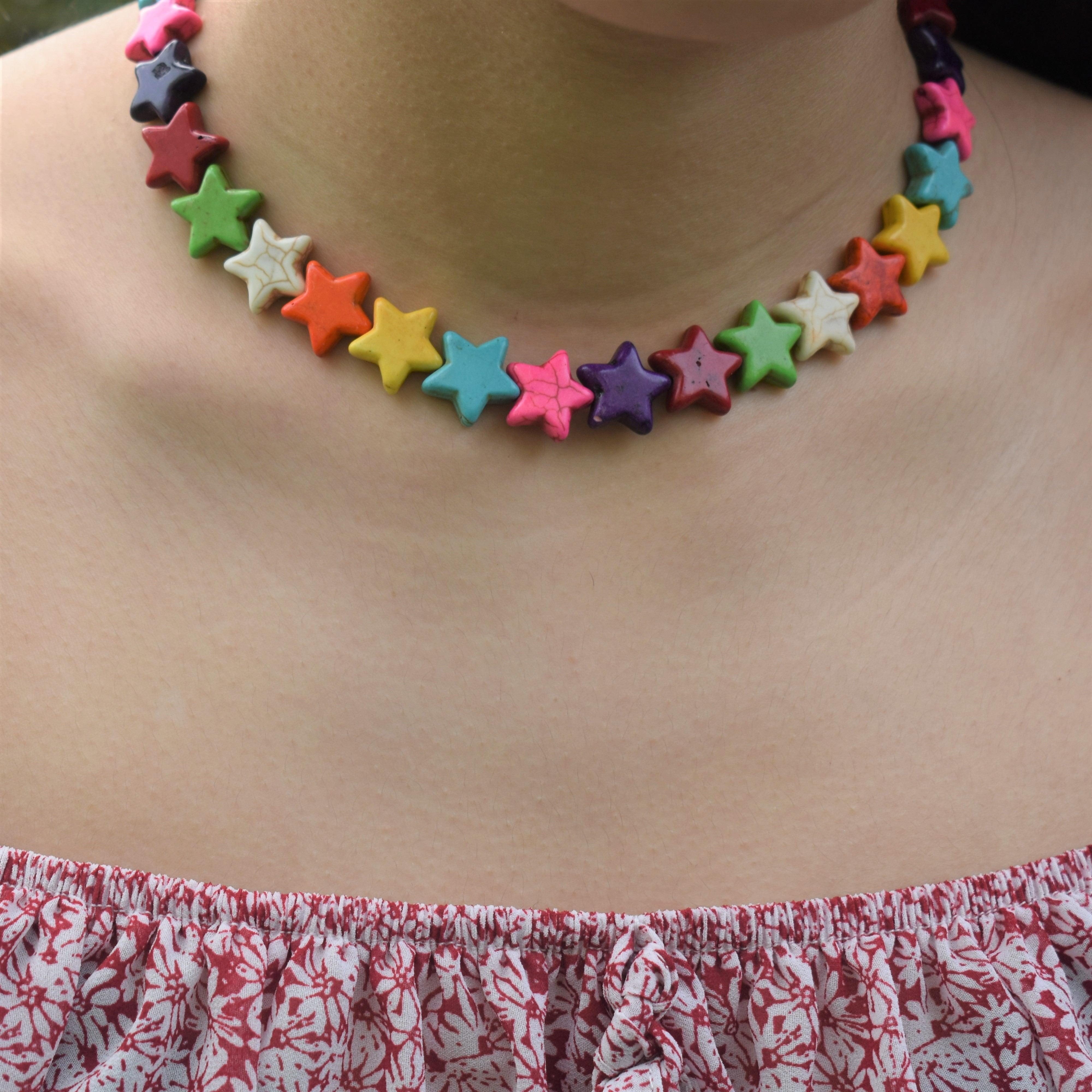 Collana girocollo con perline di Howlite a stella multicolore in vendita 1