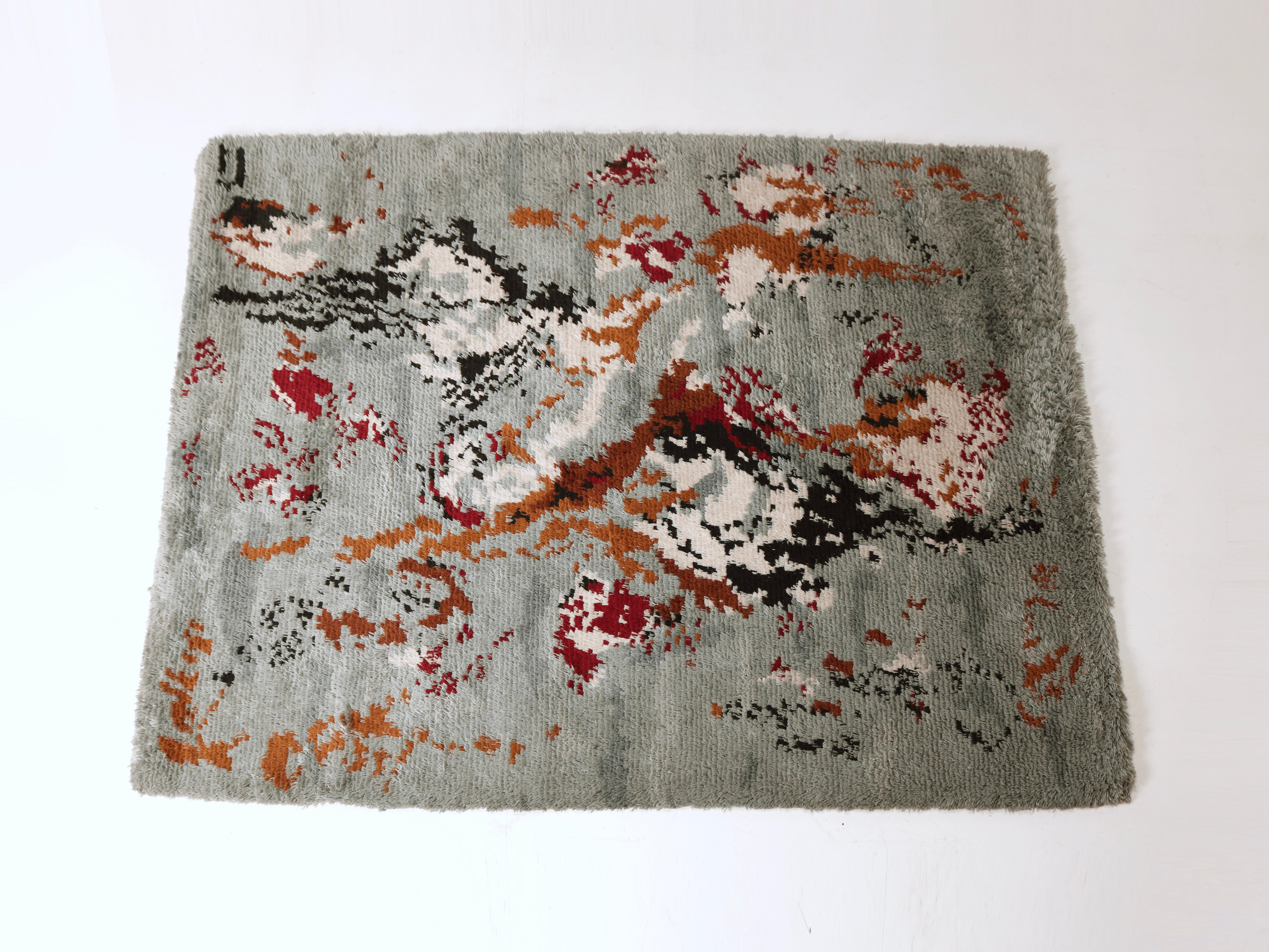 Le tapis polychrome en laine est une tapisserie vibrante de teintes, tissant un kaléidoscope de couleurs dans un revêtement de sol doux et luxueux. Ce chef-d'œuvre polychrome du Living in Design/One des années 70 ajoute une touche dynamique et