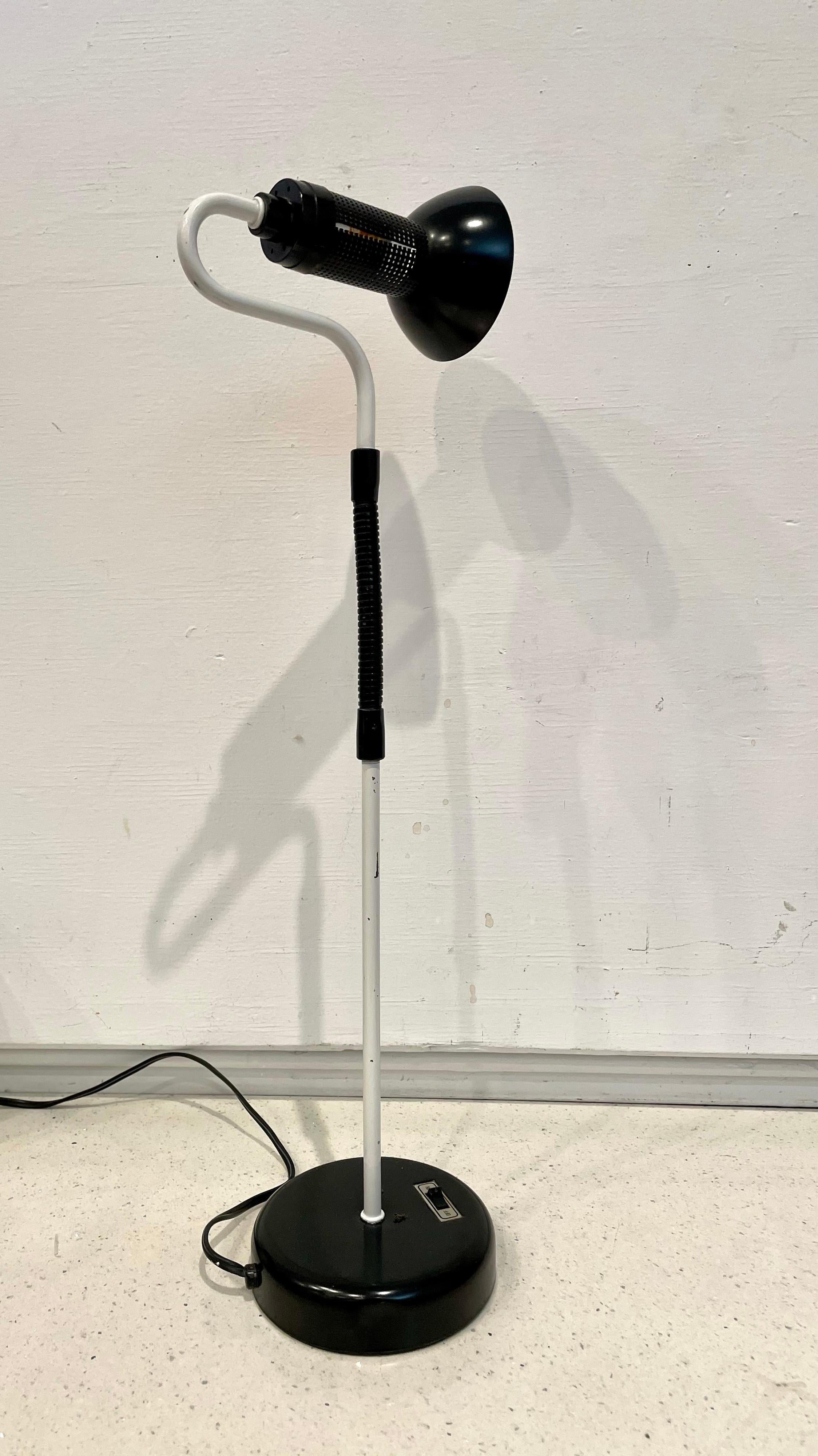 Postmoderne Lampe de bureau italienne multidirectionnelle à col d'oie de l'ère Memphis en vente