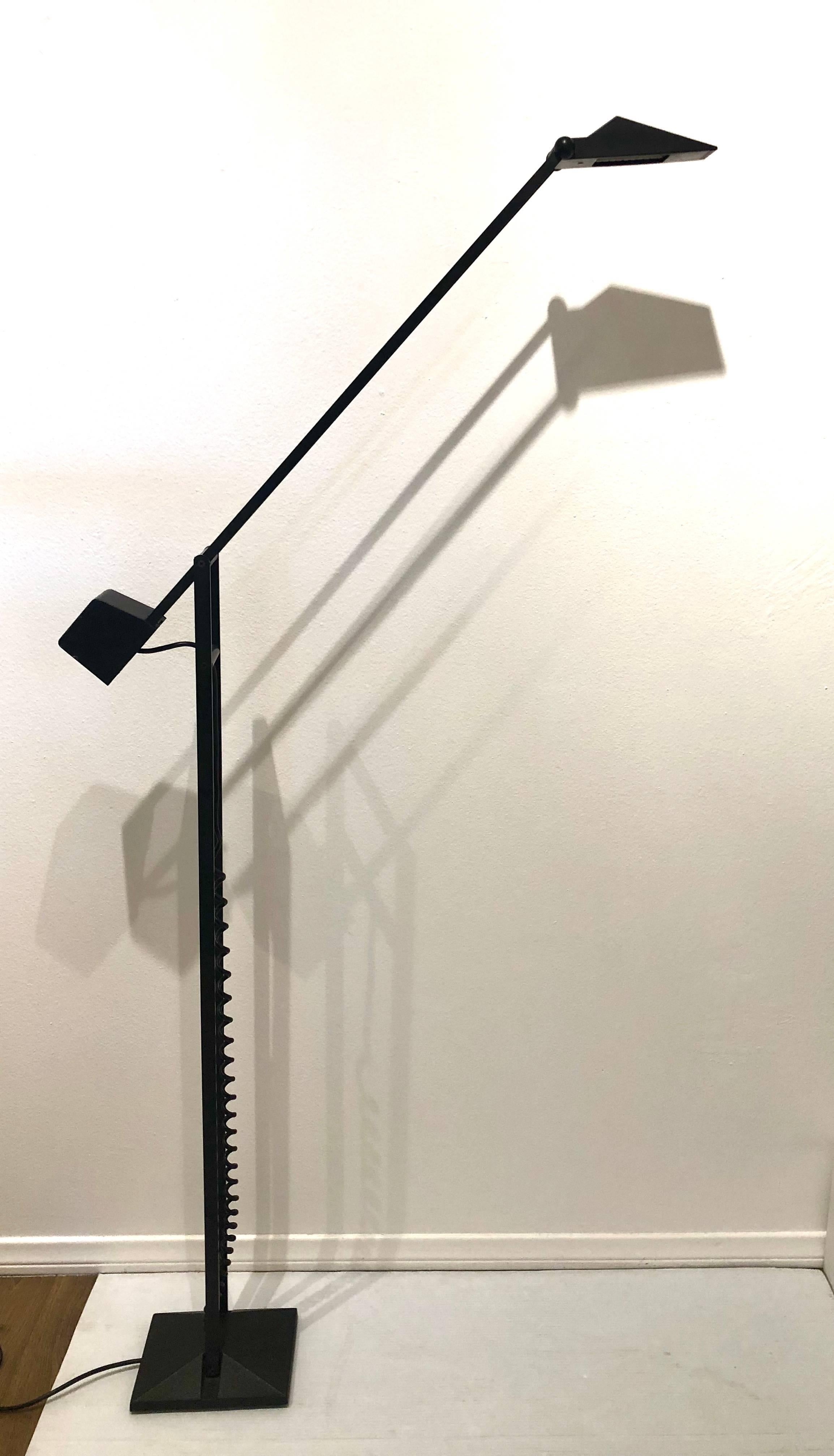 Lampadaire articulé architectural postmoderne par Artup:: vers les années 1980. La lampe sur pied Memphis era en acier émaillé noir et en fonte est conçue avec de nombreux points de pivotement articulés permettant diverses configurations ; son