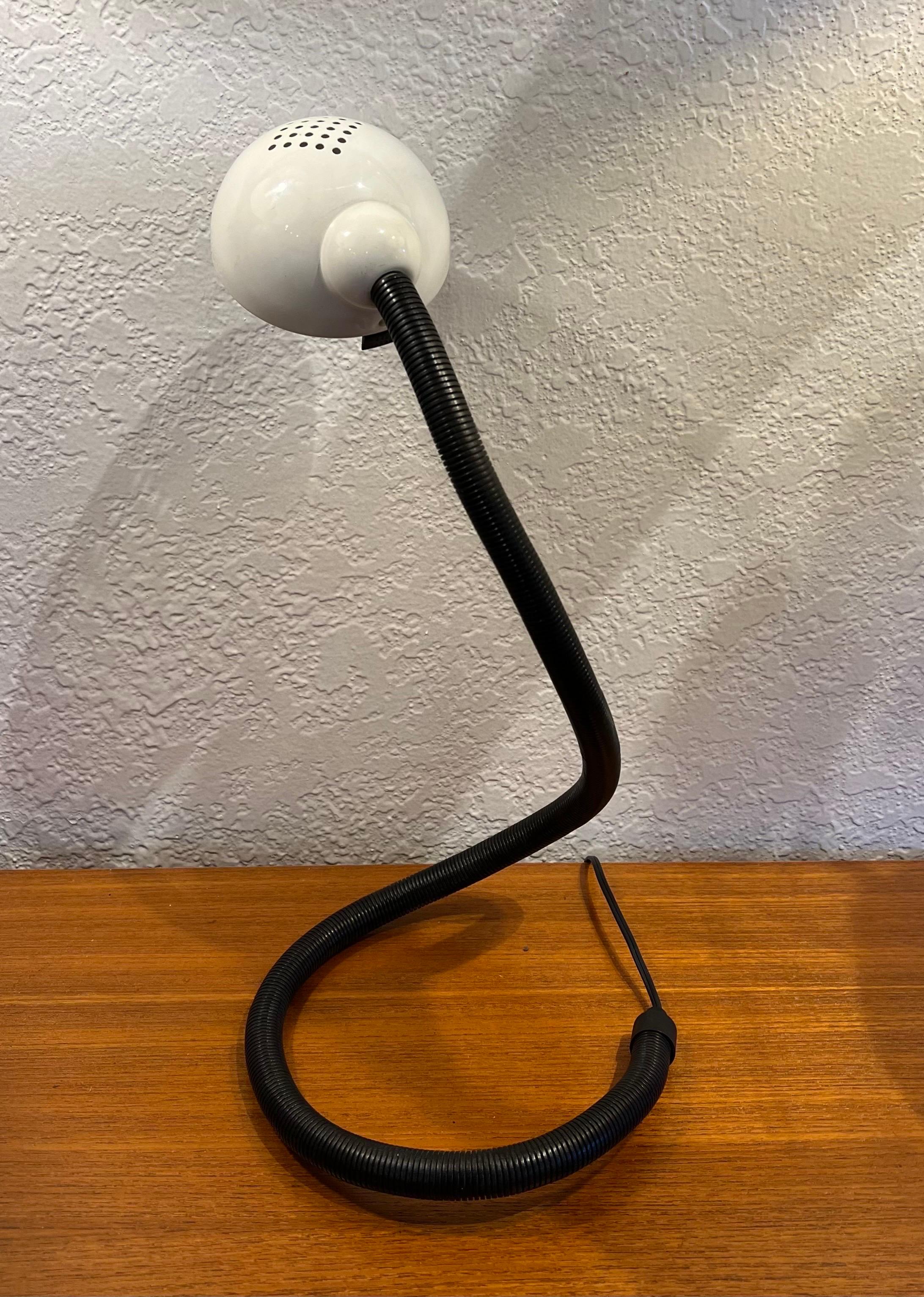 Postmoderne Lampe de table postmoderne multidirectionnelle en forme de serpent, époque Memphis en vente