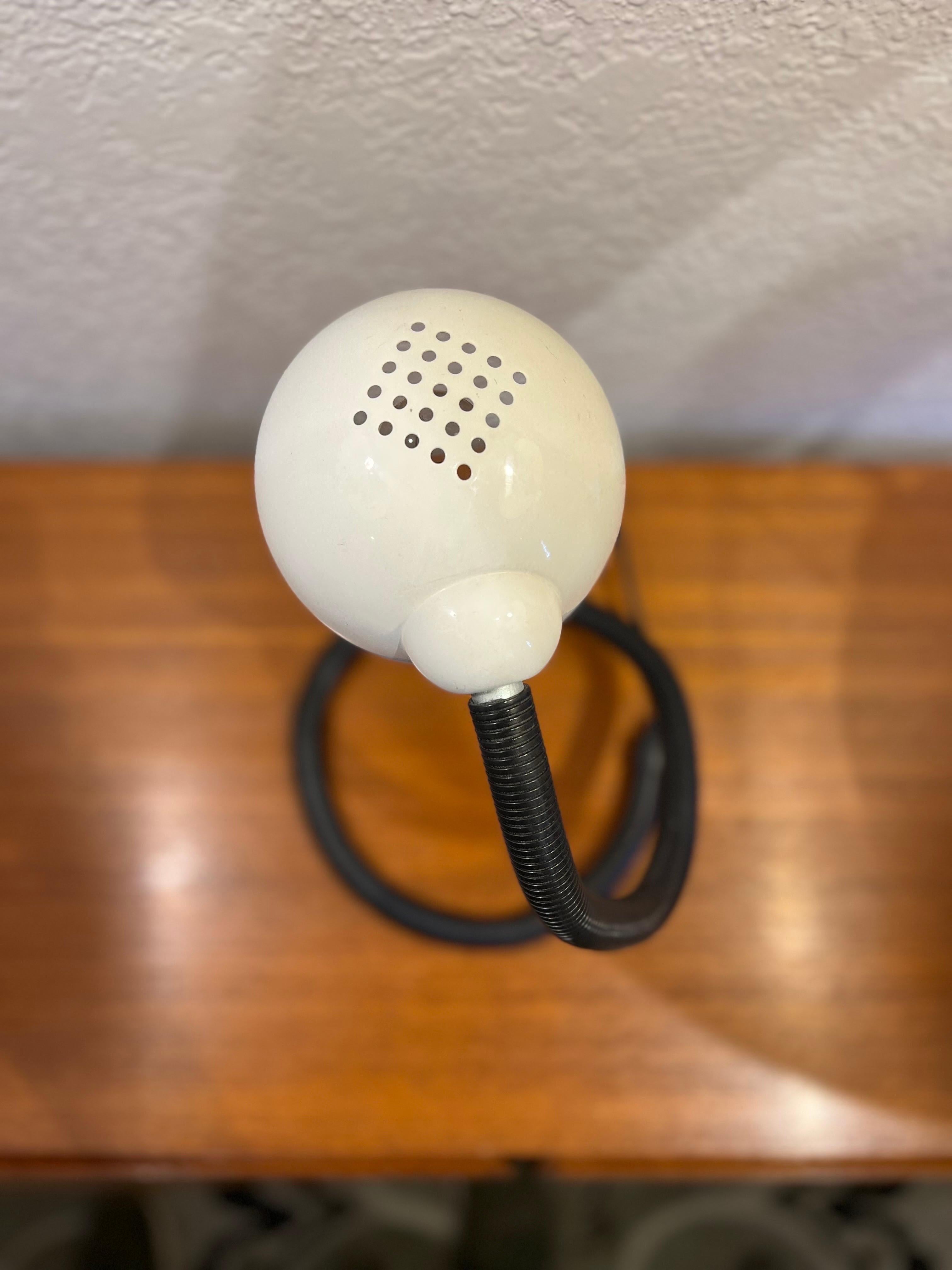 Lámpara de mesa serpiente posmoderna multidireccional Memphis Era Metal en venta