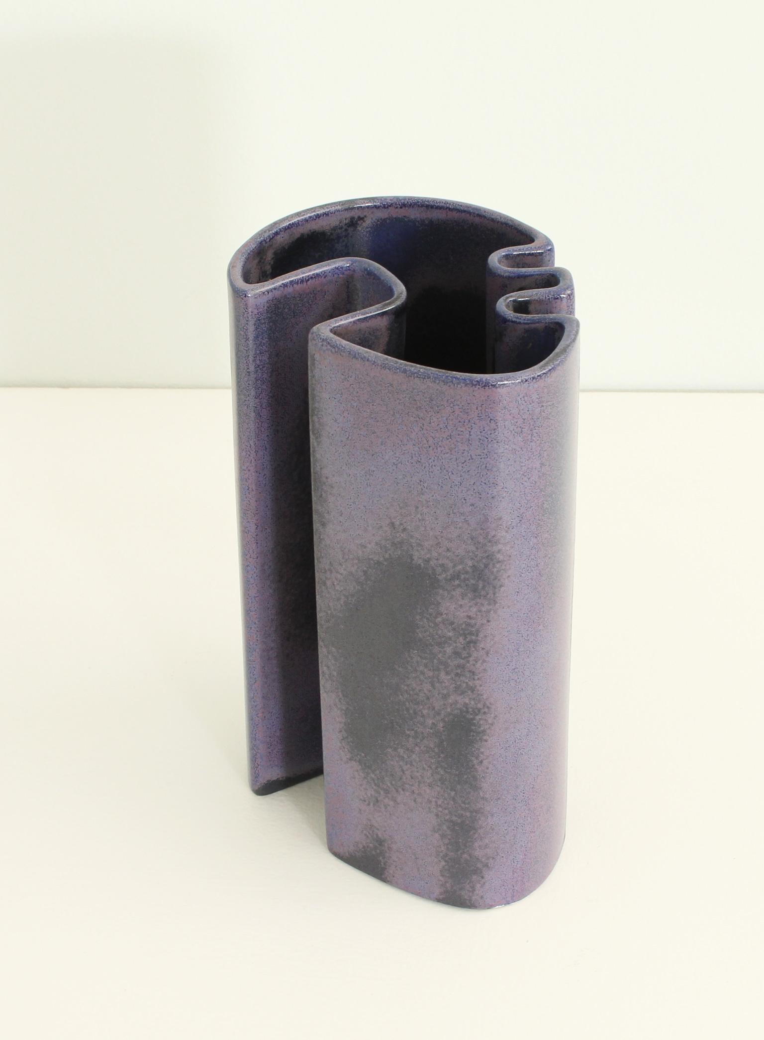 Vase multifacette conçu en 1968 par Angelo Mangiarotti pour Brambilla Ceramiche, Italie. Céramique émaillée de différents tons. Étiqueté.