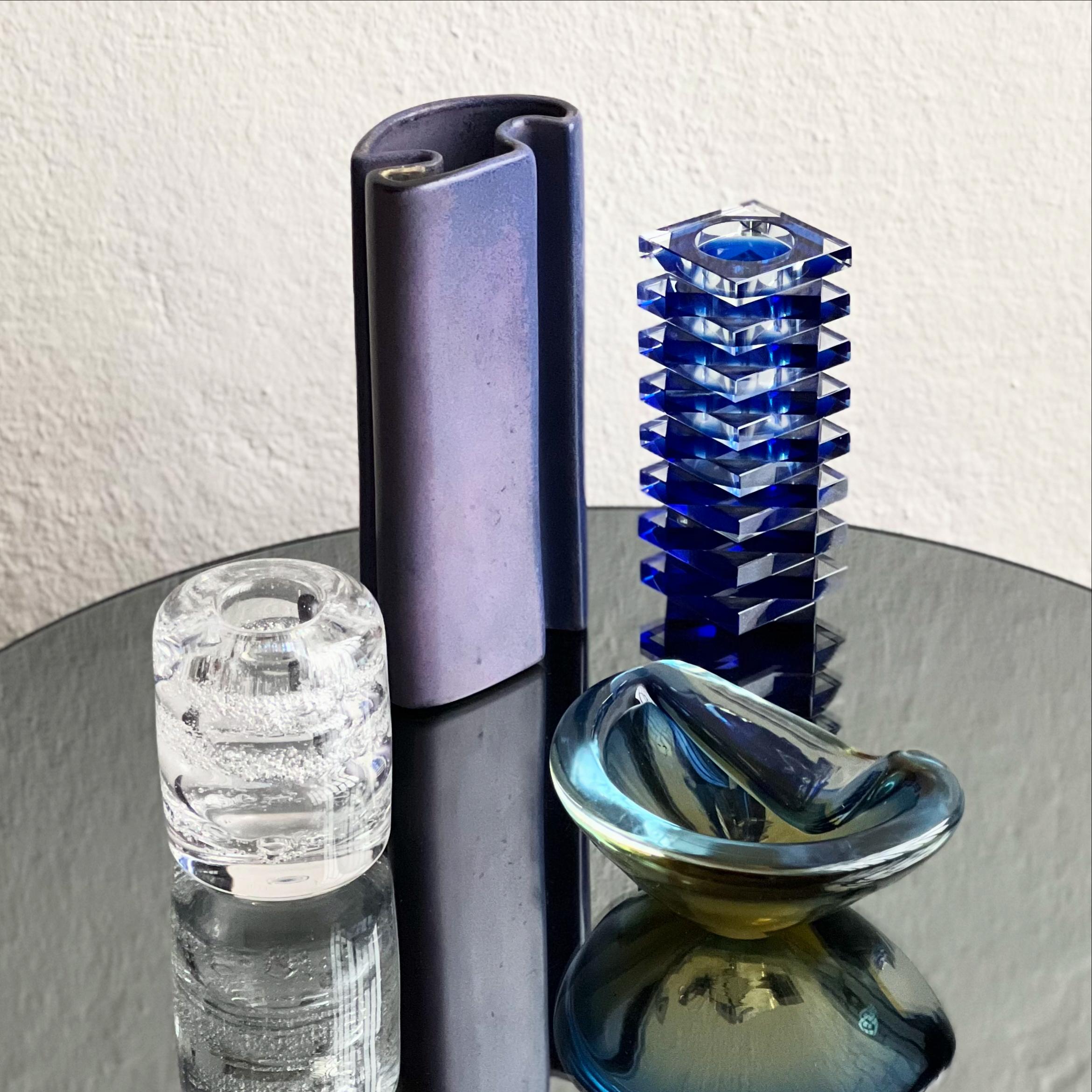 Multifaced vase designed in 1968 by Angelo Mangiarotti for Brambilla Ceramiche, Italy. Glazed ceramic in different tones. Labelled. Excellent condition.
Vertical rounded section vase insight violet tones glazed ceramic by Fratelli Brambilla, made in