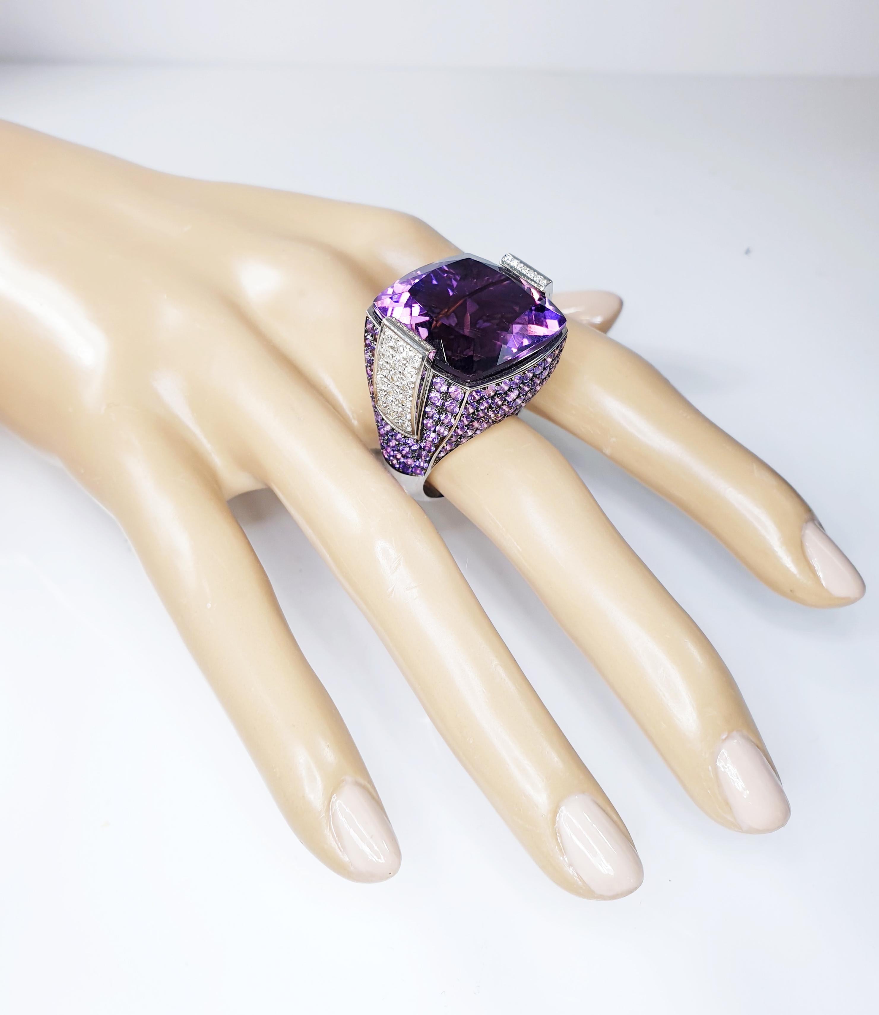 Multifaceted 35 Carat Amethyst with Diamonds and 18 Karat White Gold Ring In New Condition In Bilbao, ES