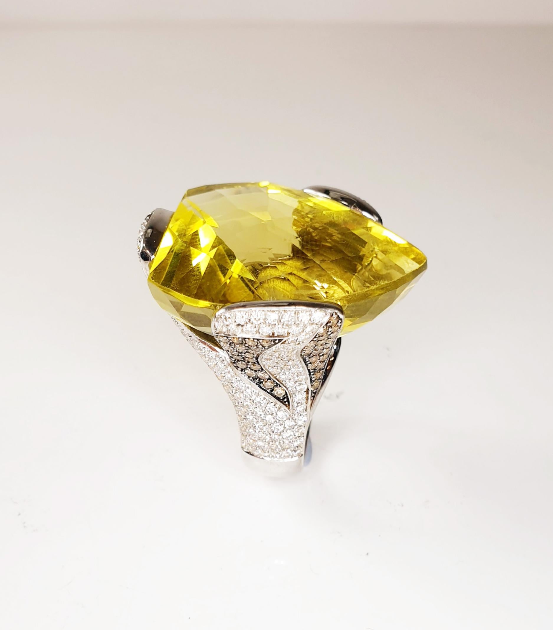 Multifaceted 51 Carat Citrine Quartz with Diamonds and 18 Karat White Gold Ring In New Condition For Sale In Bilbao, ES