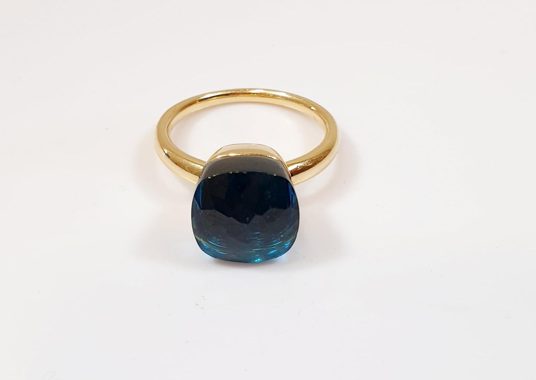 Contemporary Multifaceted Blue London Topaz 18k Yellow Gold Ring For Sale