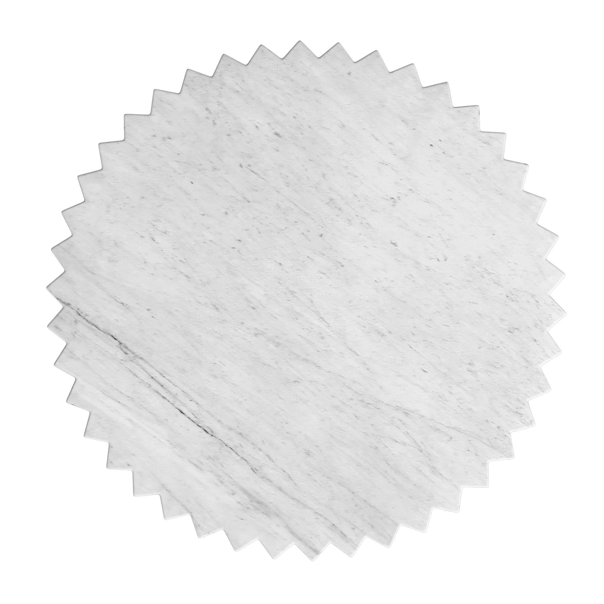 Doris Multifacettierter Couchtisch aus weißem Carrara-Marmor (Moderne) im Angebot