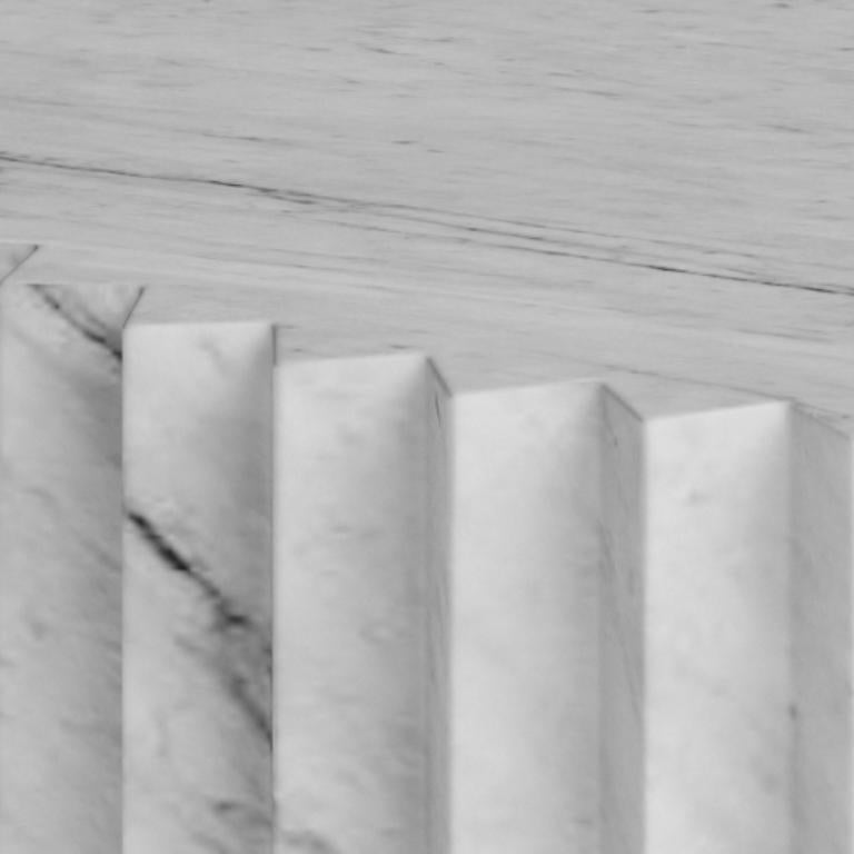 italien Table basse multifacettes Doris en marbre de Carrare blanc en vente