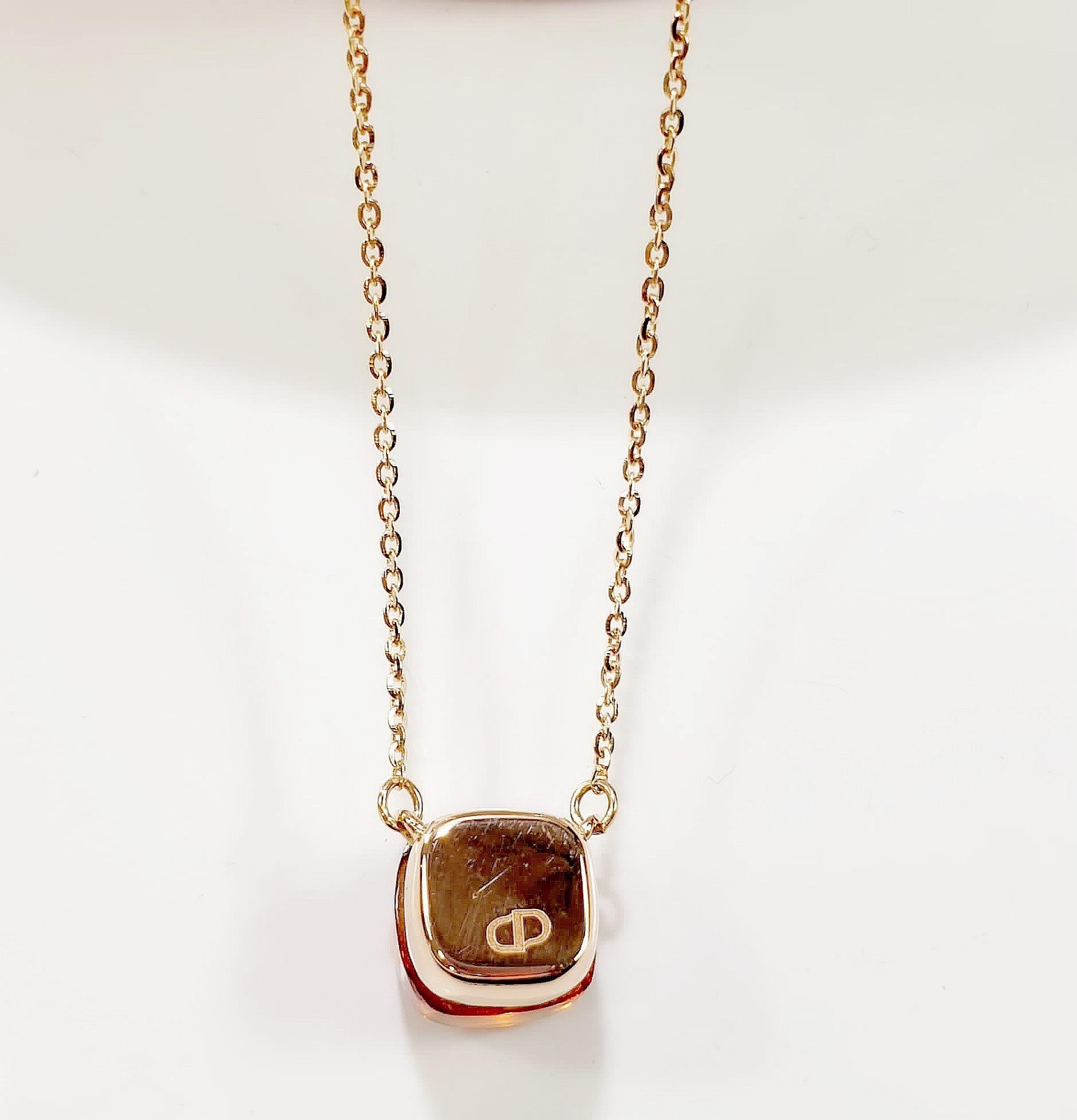 Contemporain Pendentif en or jaune 18 carats et quartz orange multifacettes en vente