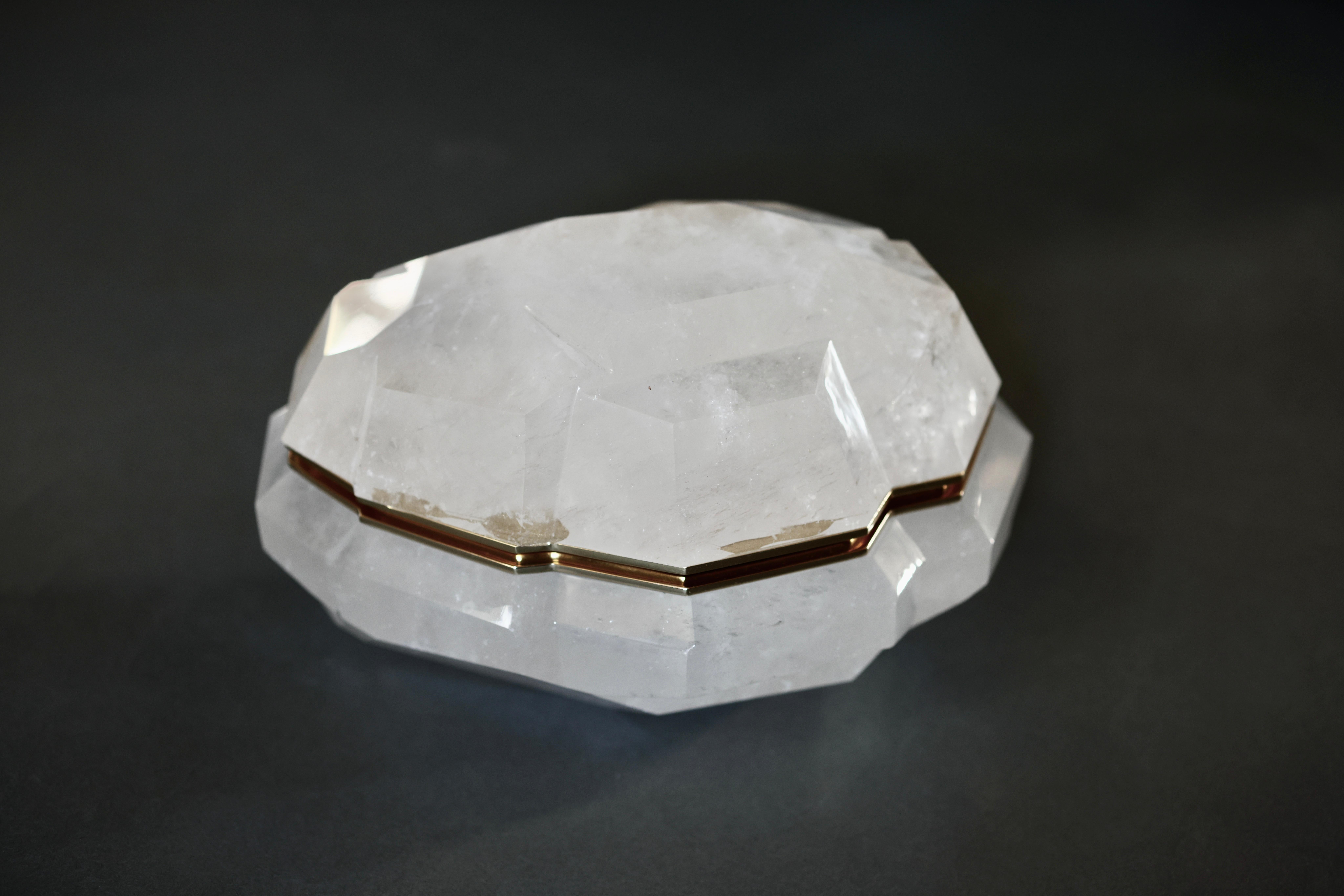Cajas de cristal de roca multifacético finamente tallado con tapa. Decoración de latón pulido.
8 