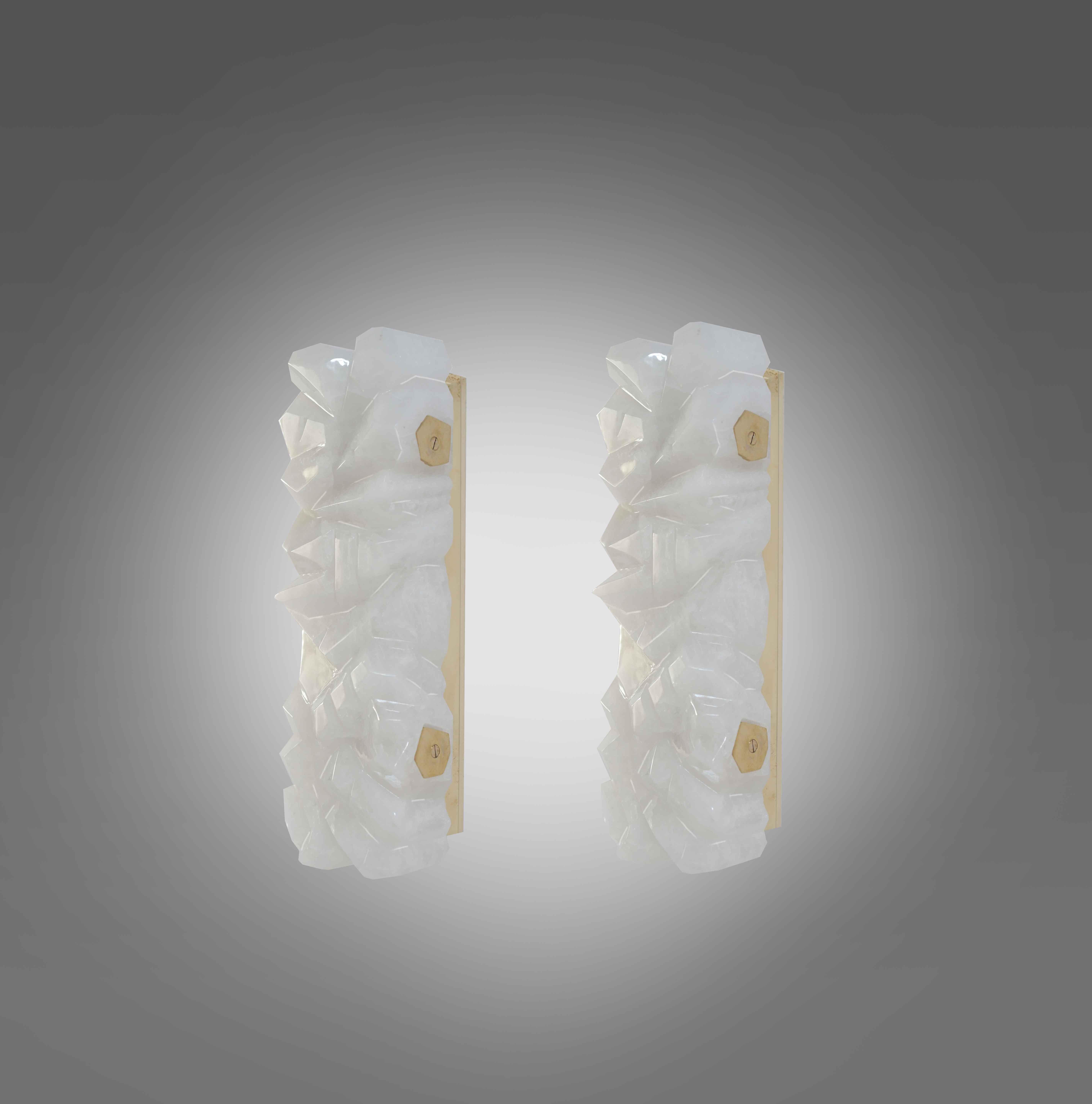 Ein Paar fein geschnitzte, facettenreiche, abstrakte Bergkristall-Leuchter mit polierten Messingsockeln. Erstellt von Phoenix Gallery NYC.
Jeder Wandleuchte installiert mit zwei Steckdosen, verwenden Sie zwei 80 Watt führte warme Lichter, die