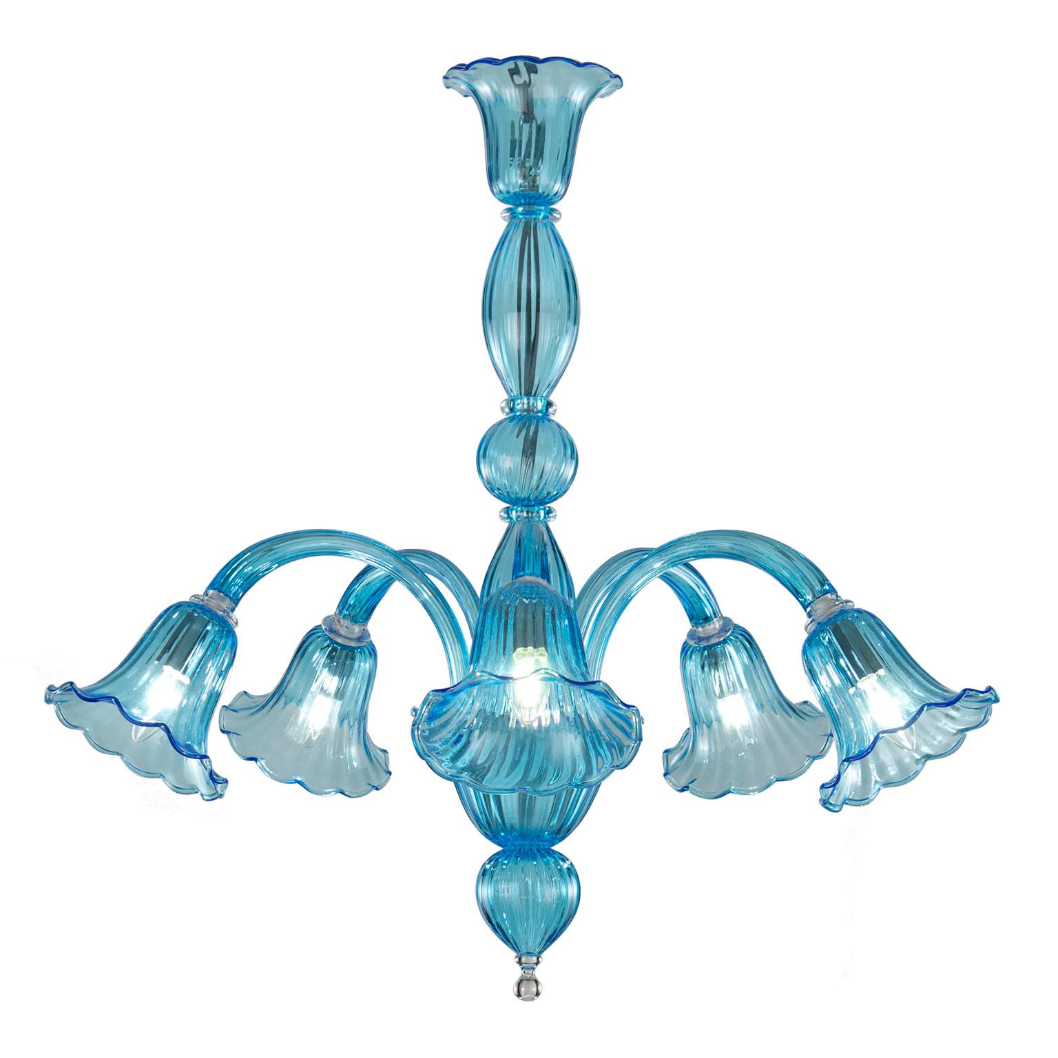 Multiforme Bellepoque chandelier 5 lights, light blue color Murano glass

Bellepoque 364 from the Timeless collection is a chandelier that evokes the atmosphere of the beginning of the 19th century. The cups recall floral elements, thus giving to