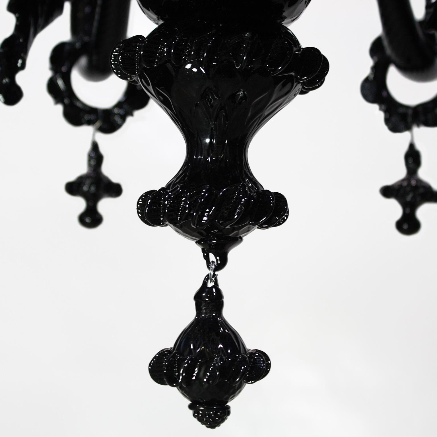 V Classic 800 chandelier, 8 lights, black Murano glass by Multiforme 

The Classic Murano glass chandelier, as it is in the collective imagery. Just like the other chandeliers in our collections, V-Classic 800 is designed with attention to details