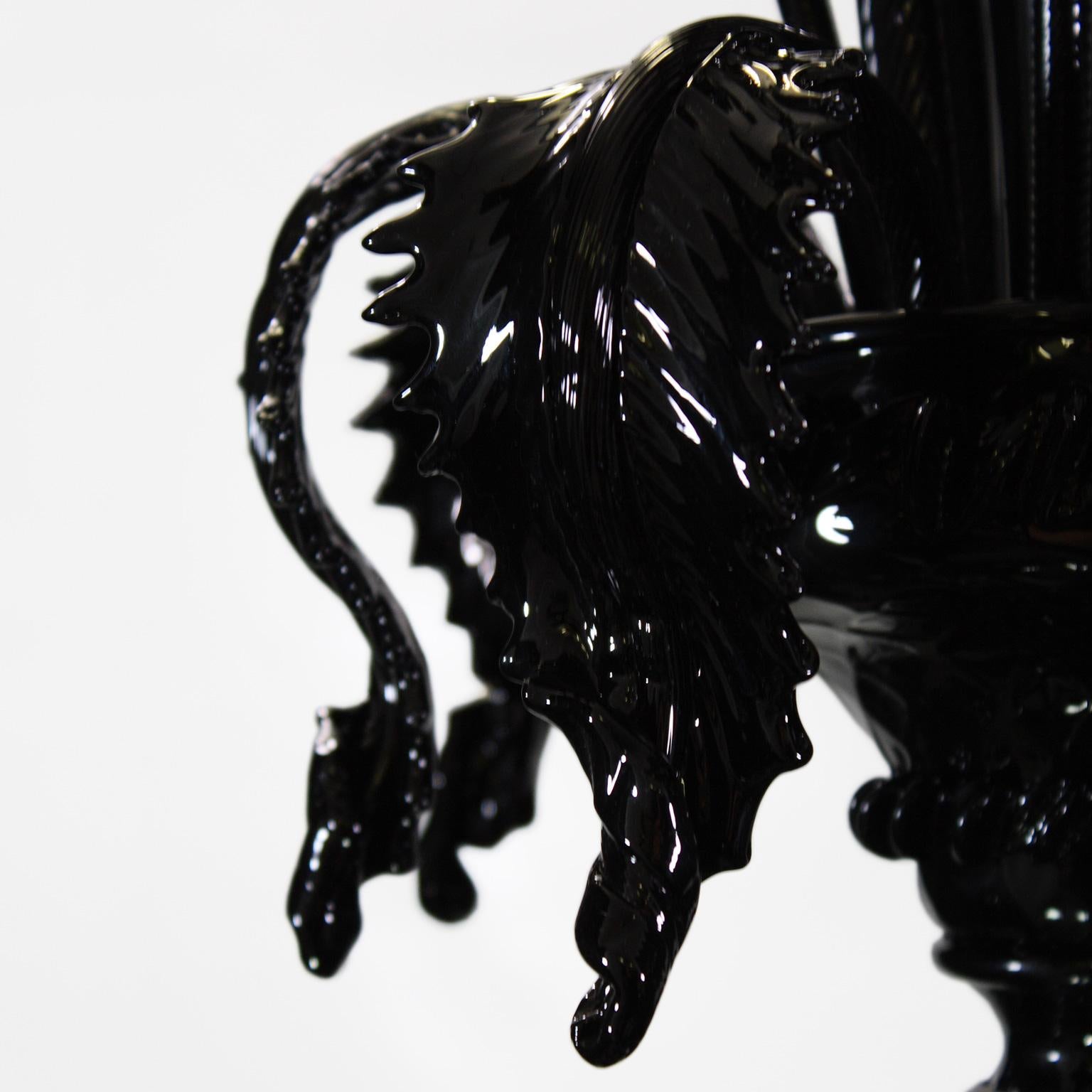 italien Lustre classique à 8 bras en verre de Murano noir décoré à la main par Multiforme en vente